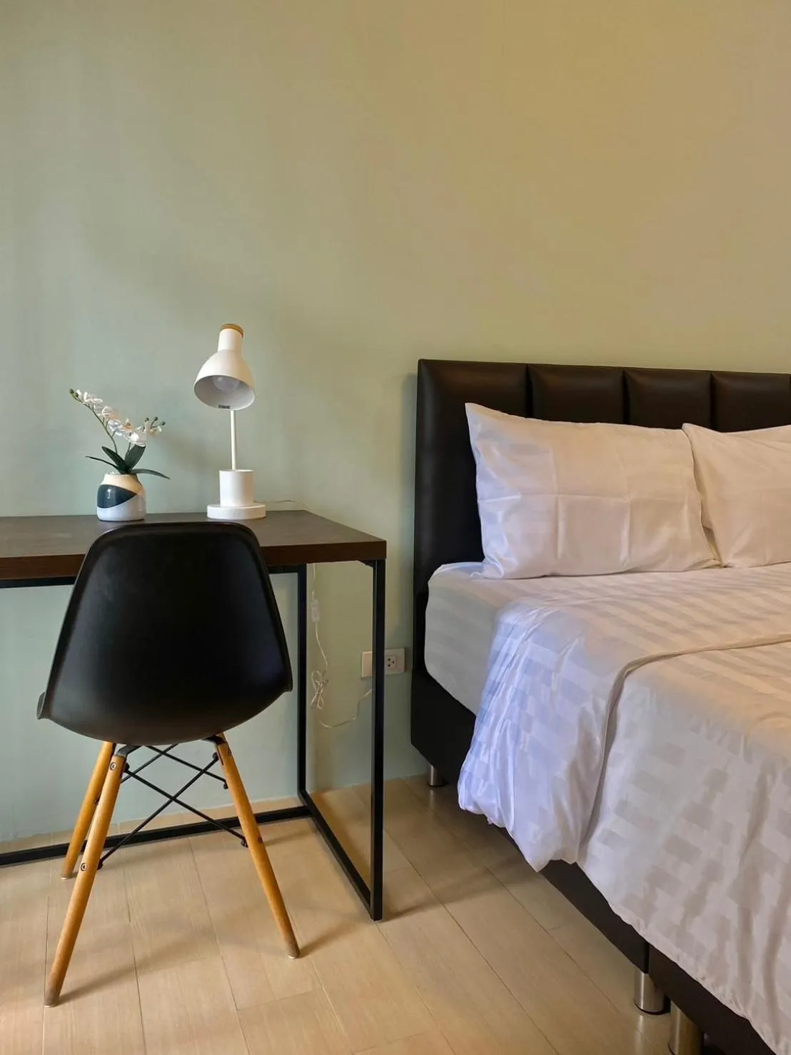 Photo of the whole room, Bed in Baan Ploy In