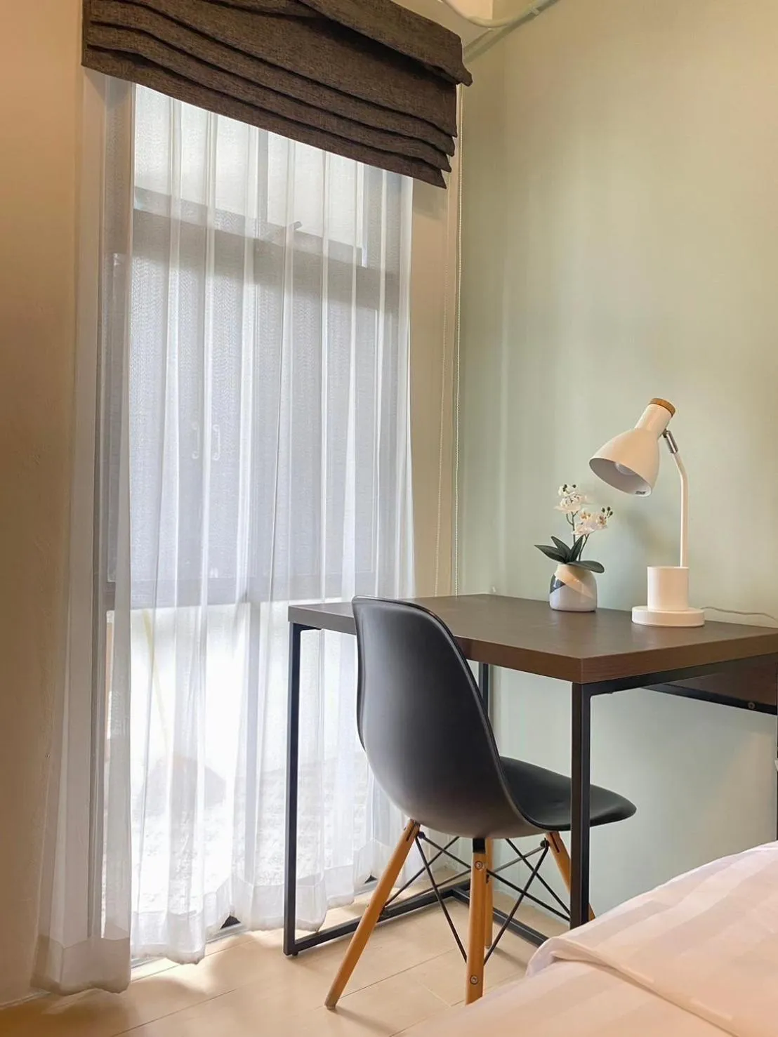 Photo of the whole room, Bed in Baan Ploy In