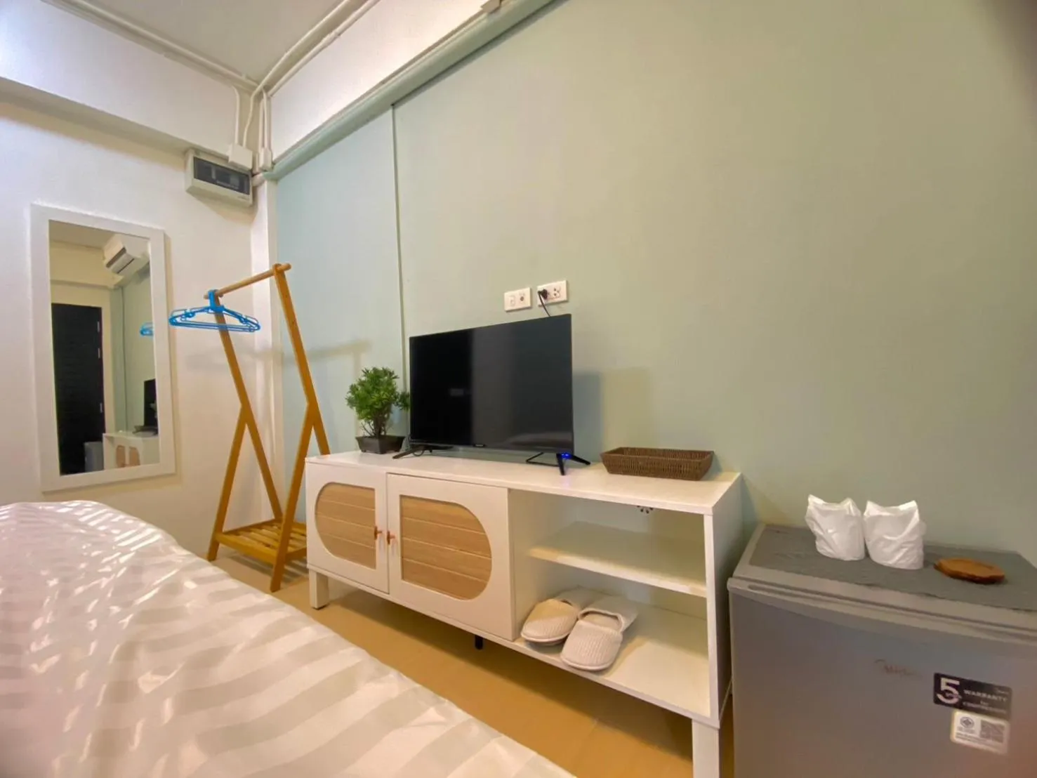 Photo of the whole room, Bed in Baan Ploy In