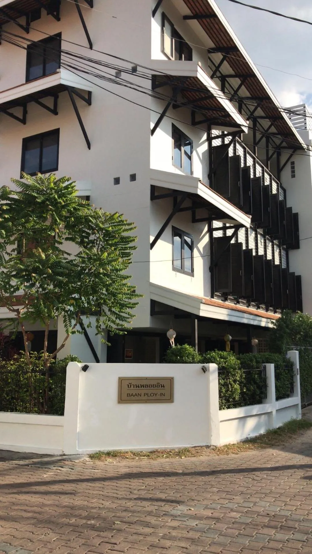 Facade/entrance in Baan Ploy In