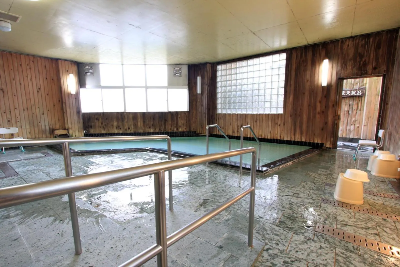 Hot Spring Bath in Yanagi No Yu
