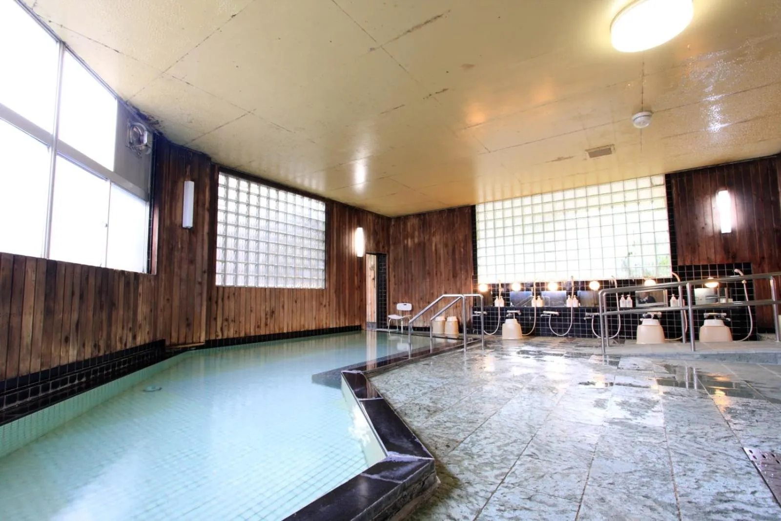 Hot Spring Bath in Yanagi No Yu