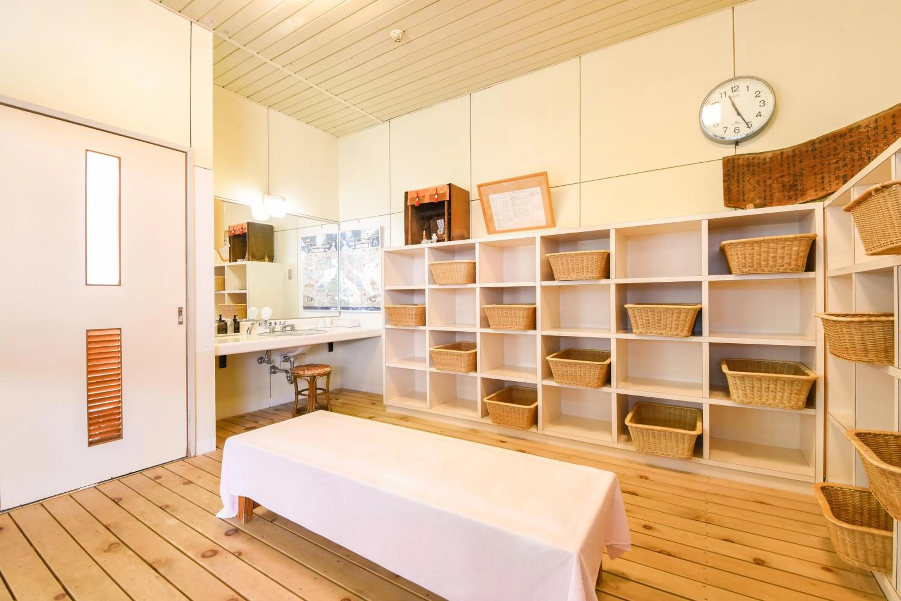 Public Bath, Bed in Yanagi No Yu