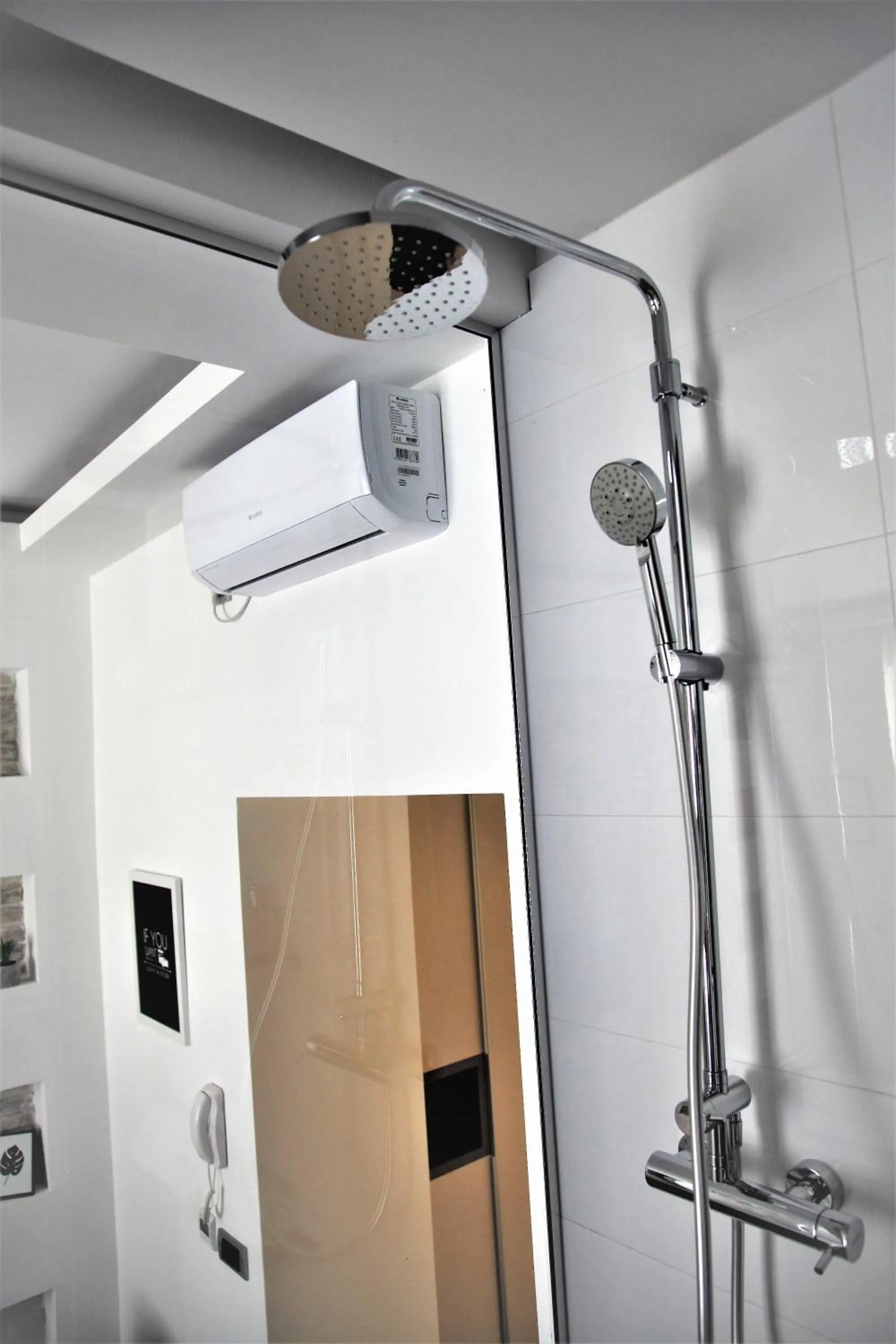 Shower in Al Mattina Apartments Belgrade