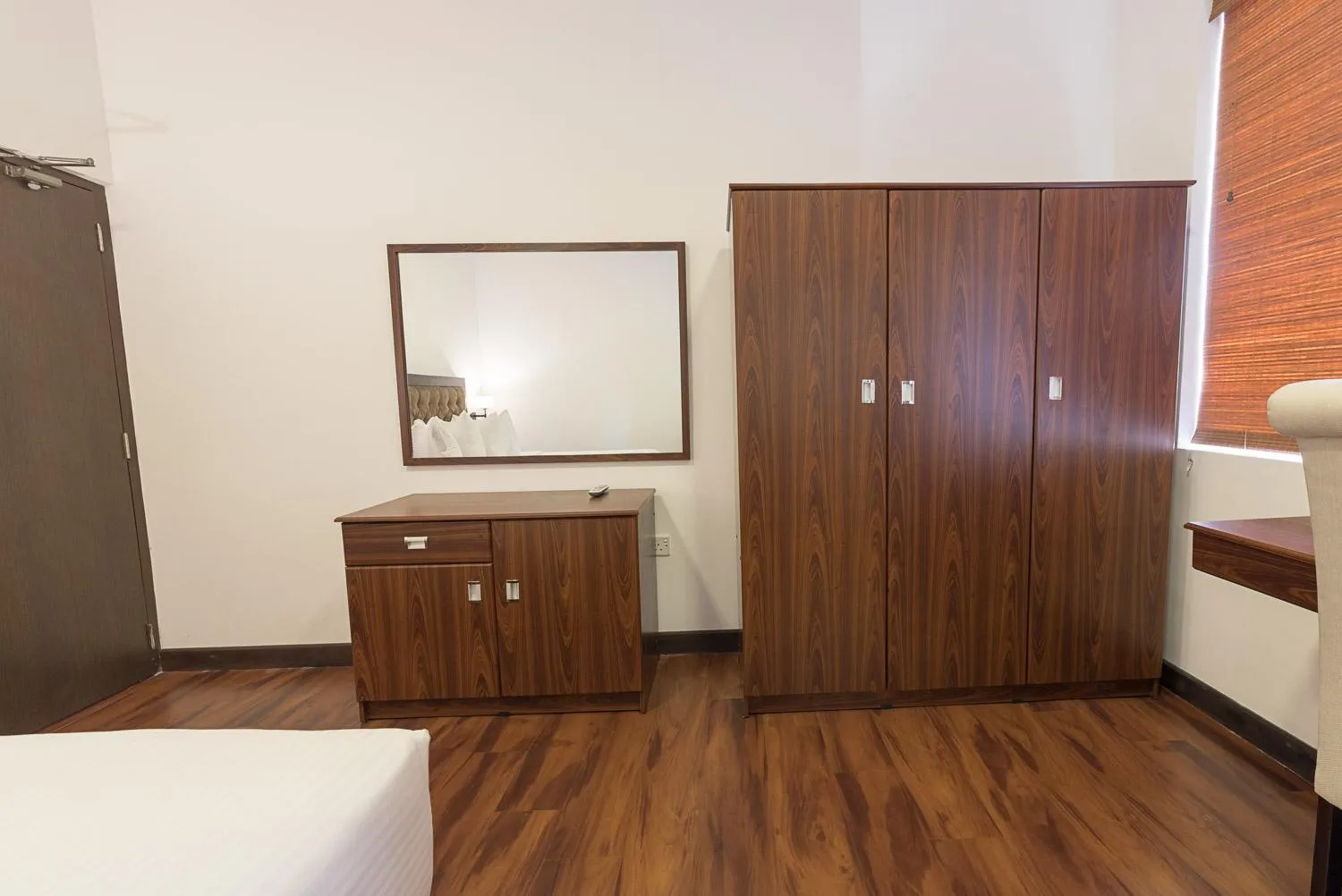 Bedroom, Bed in Pearl Royal Hotel, Colombo