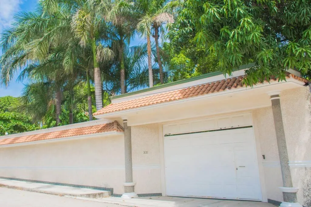 Casa grande y privada, jardín & estacionamiento