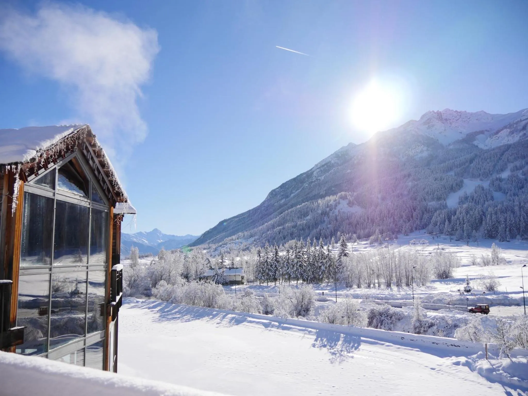 Property building in Hôtel Restaurant Le Monêtier