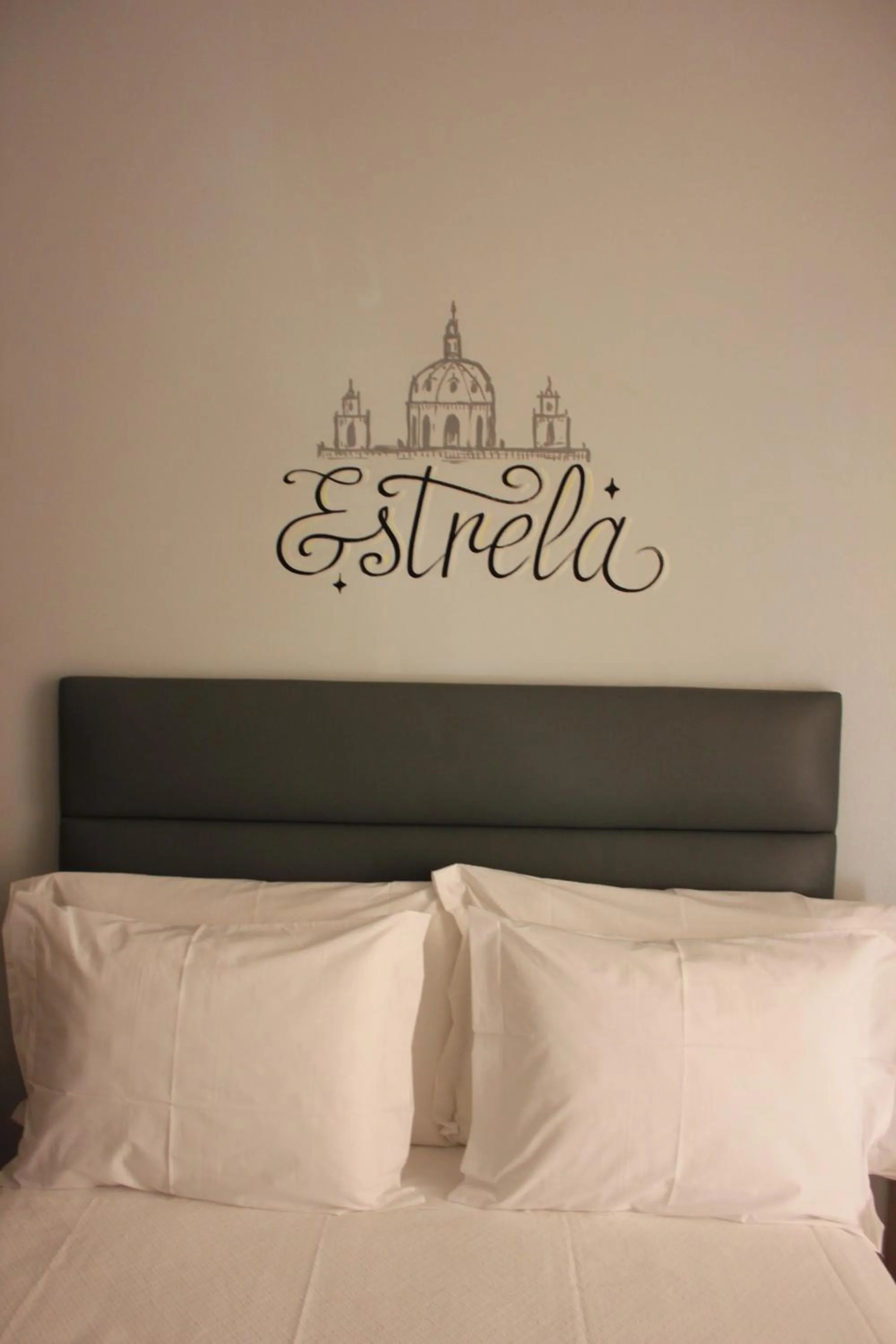 Decorative detail, Bed in O Elétrico Guesthouse