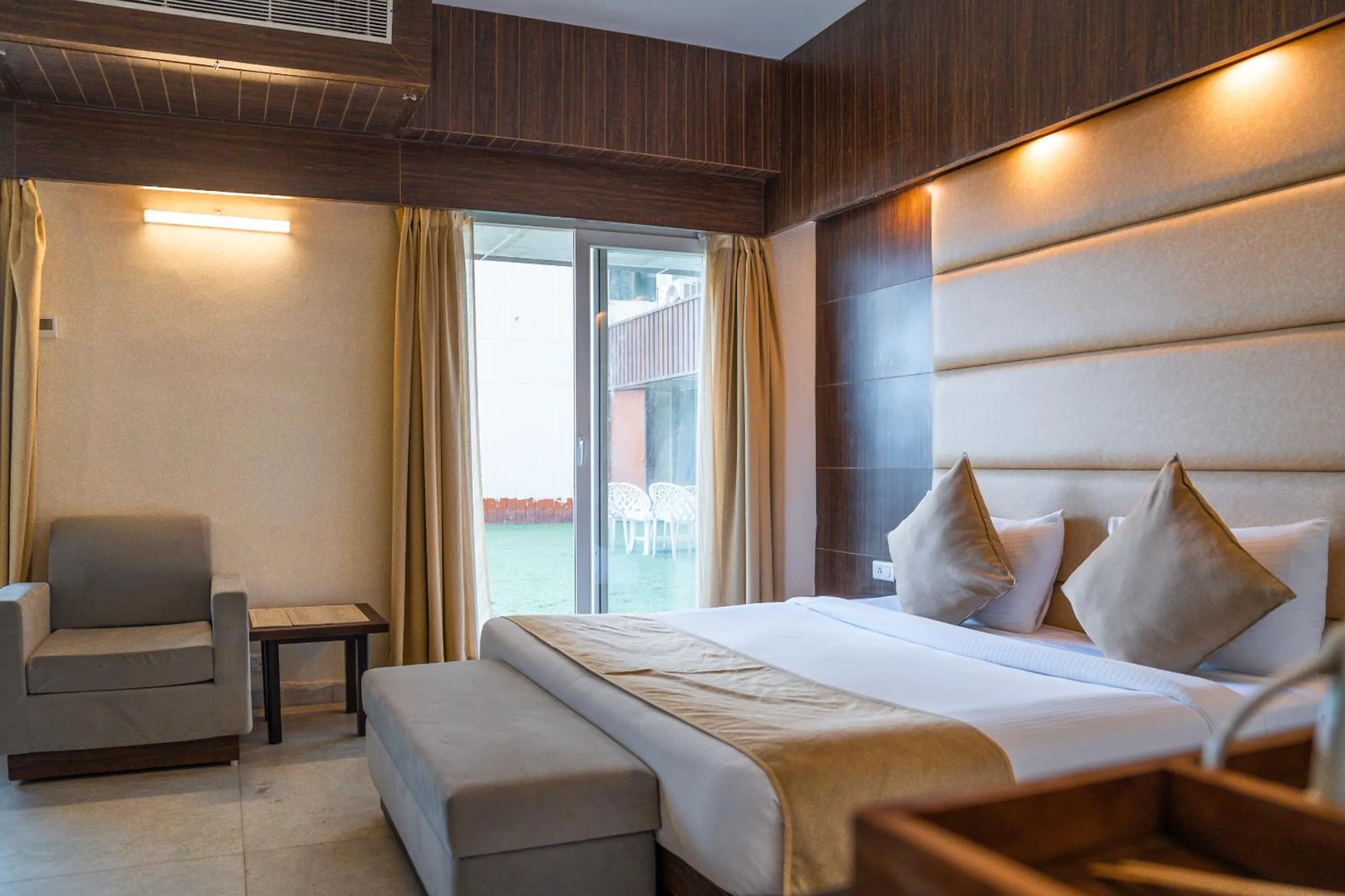 Bedroom, Bed in Pride Premier Solitaire