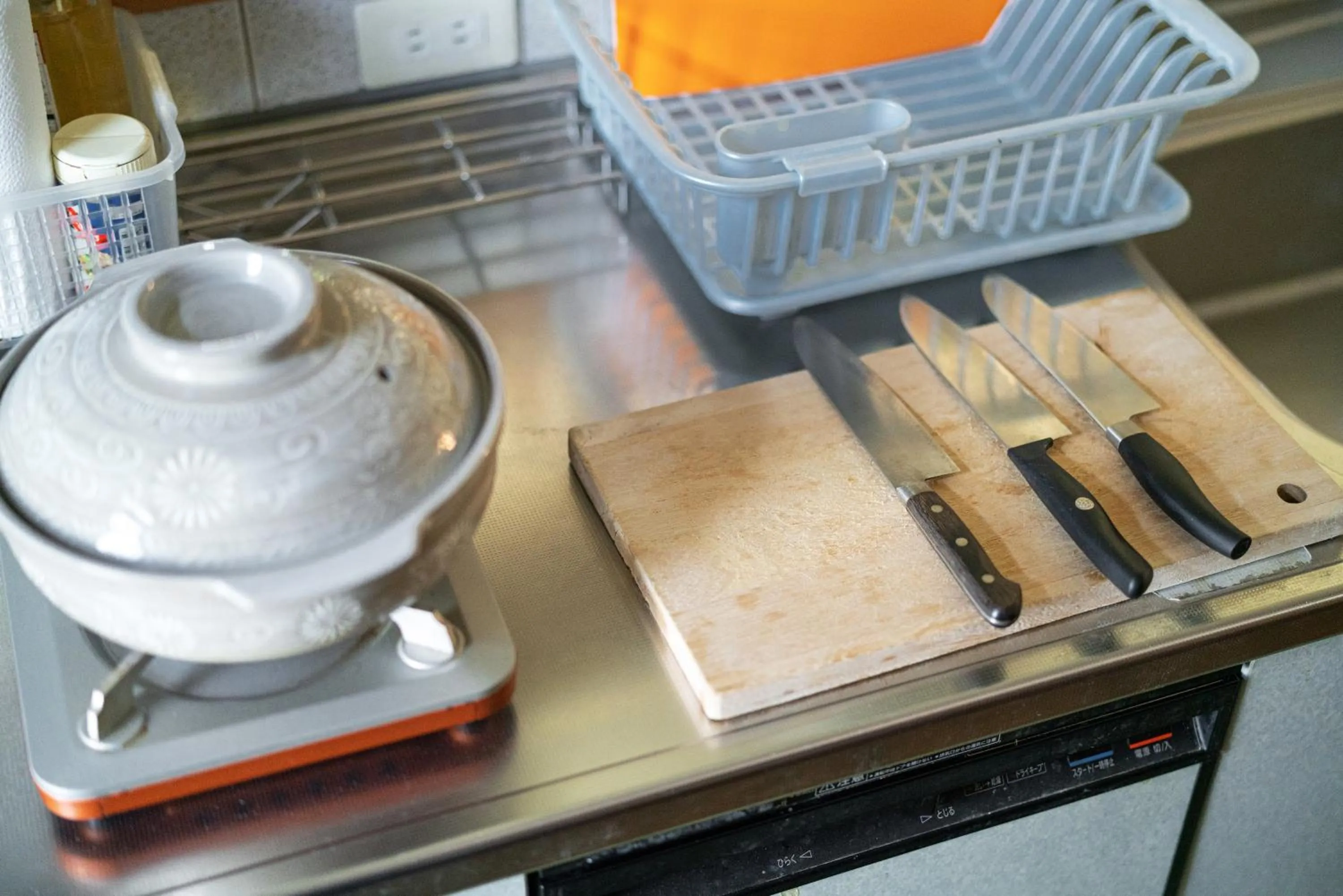 Communal kitchen in AbbeyRoad Inn Seika