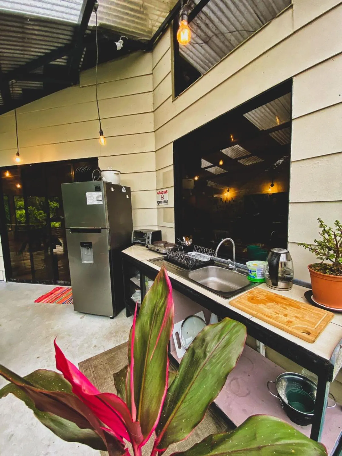 Kitchen or kitchenette in OutBox Inn