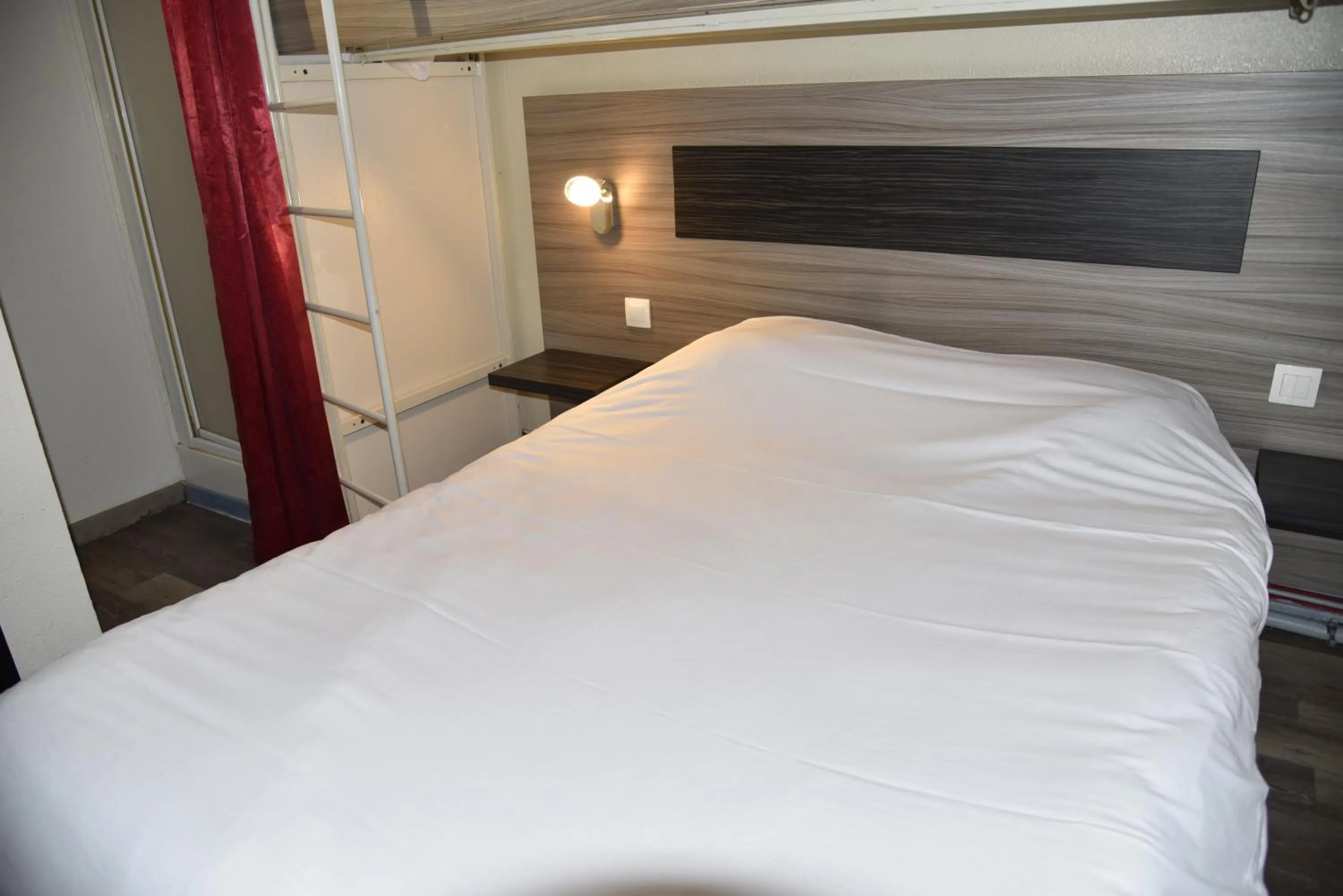 Shower, Bed in Hotel du Triangle