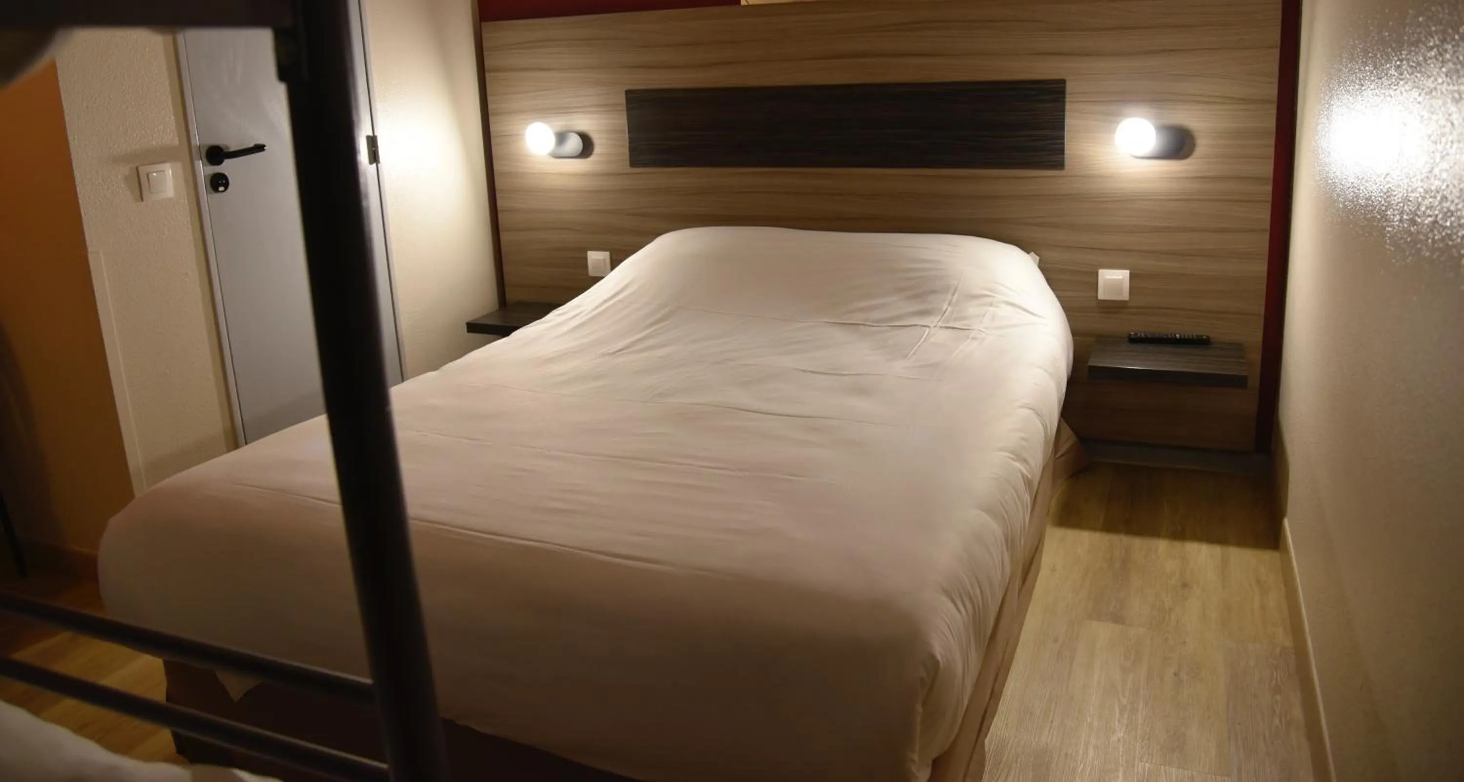 Shower, Bed in Hotel du Triangle