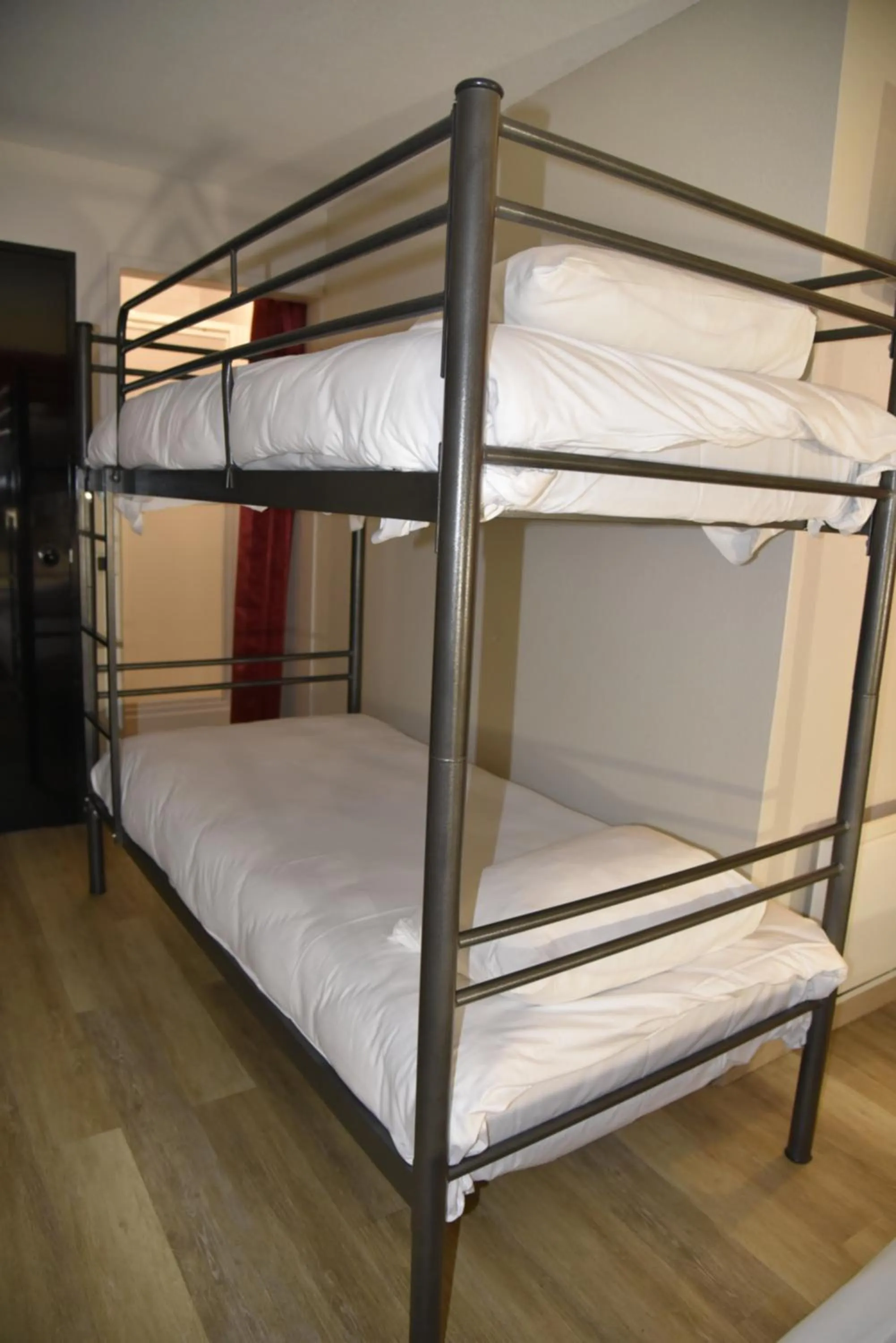 Shower, Bed in Hotel du Triangle