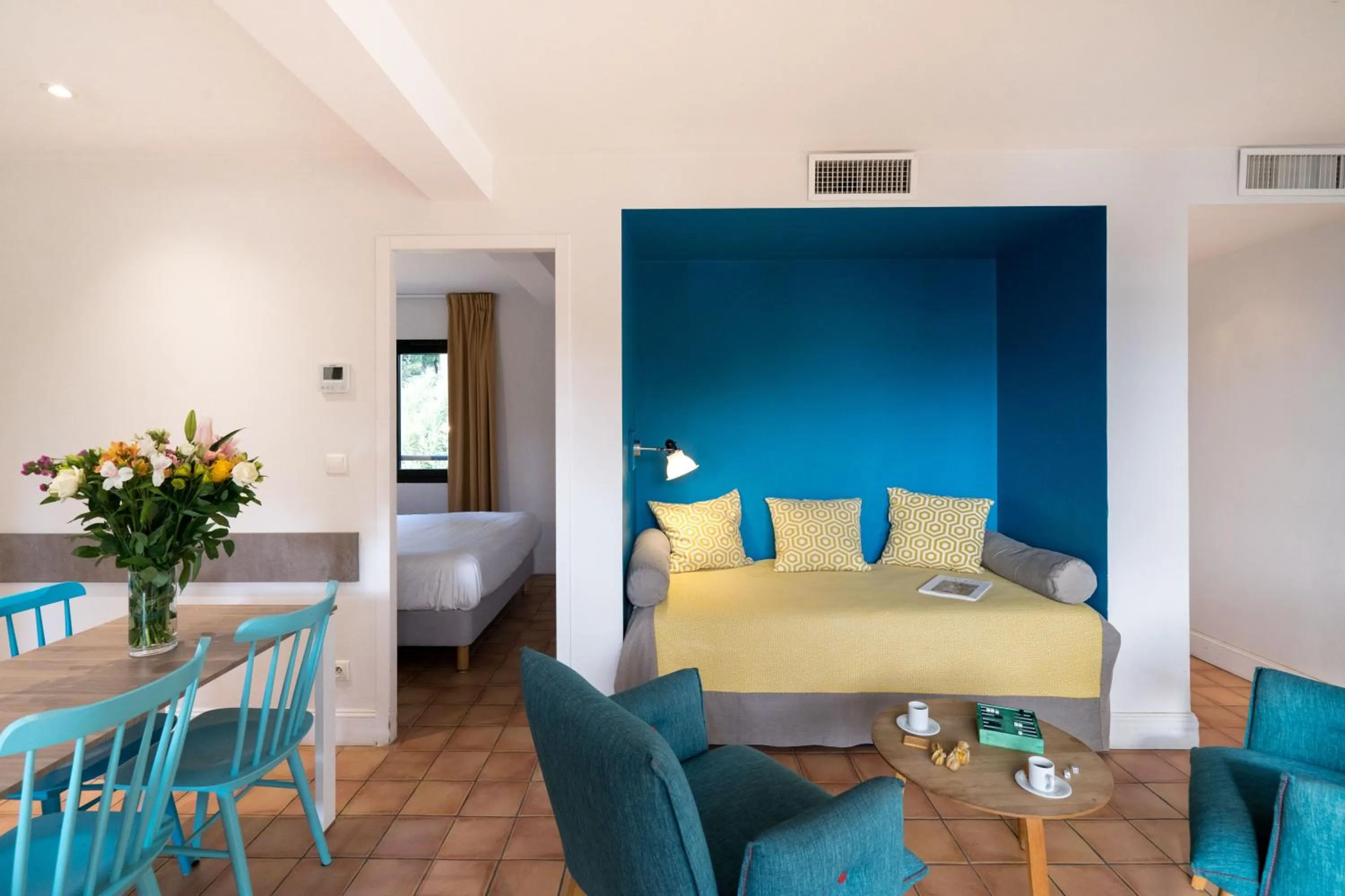 Living room, Bed in La Résidence du Bailli