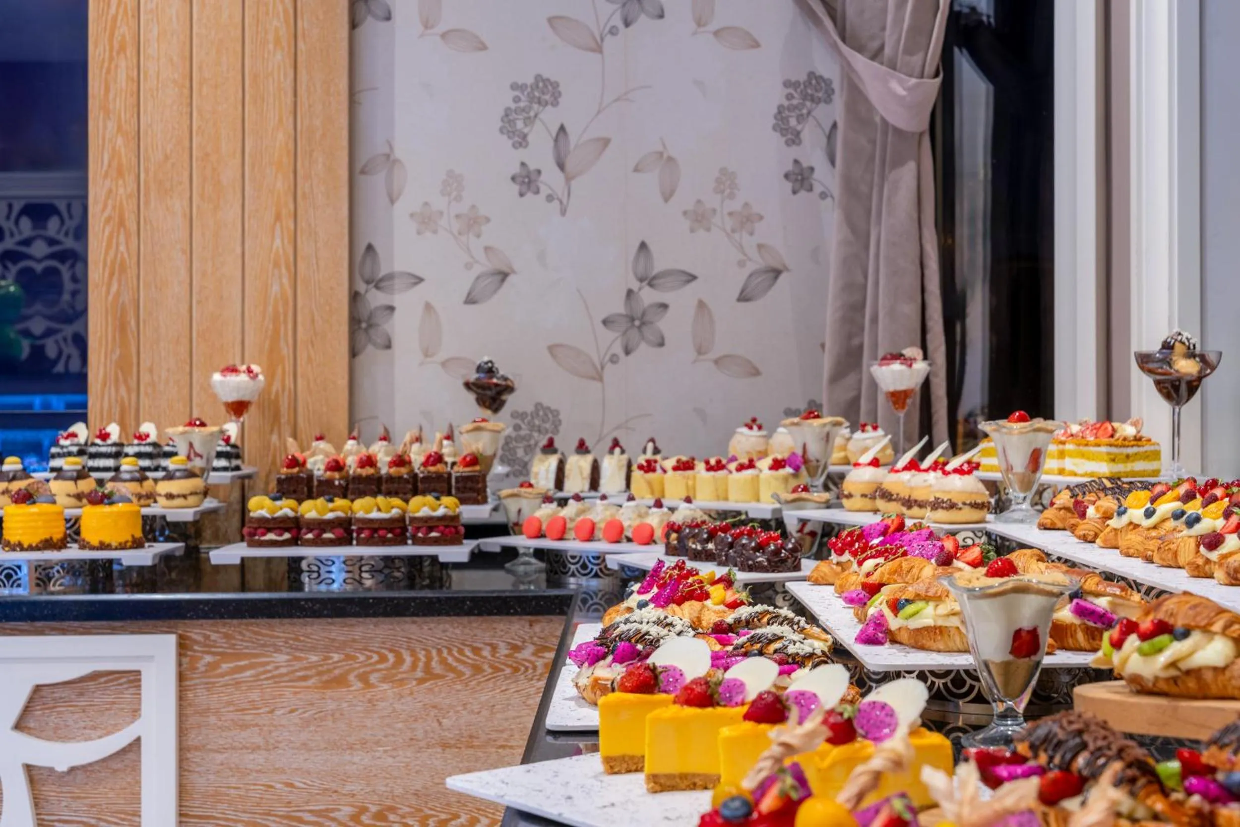 Restaurant/places to eat in Villa Side Residence