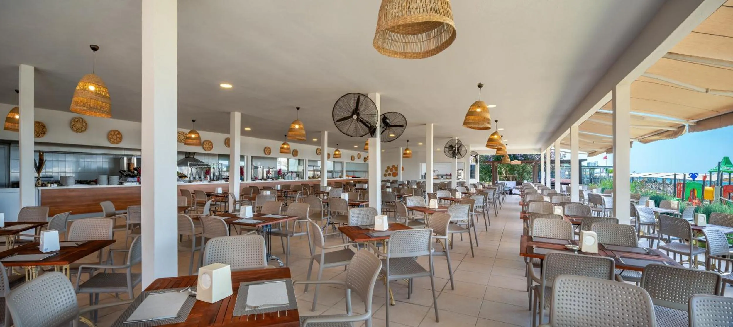 Restaurant/places to eat in Villa Side Residence