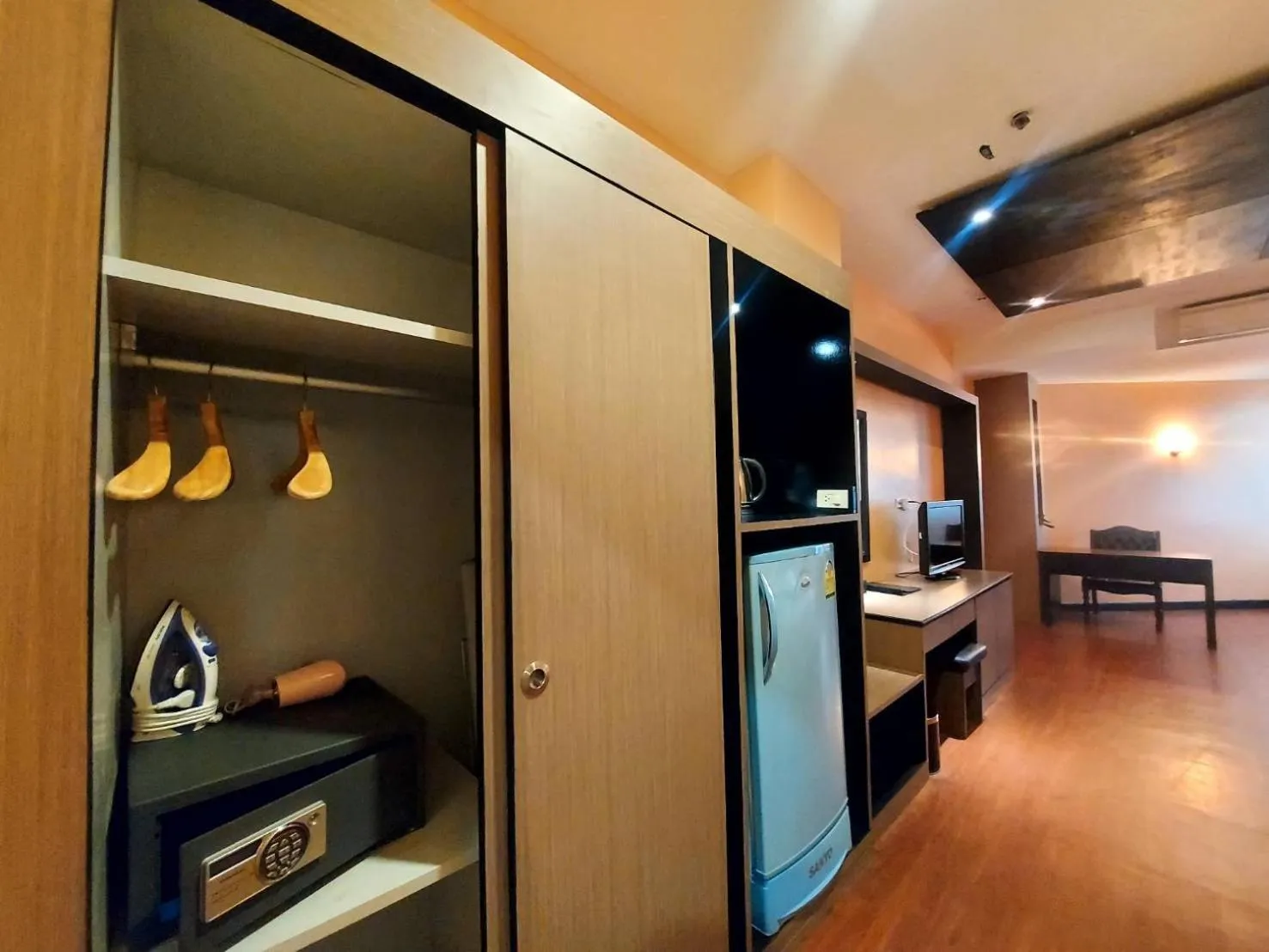 Communal lounge/ TV room in M Hotel Danok