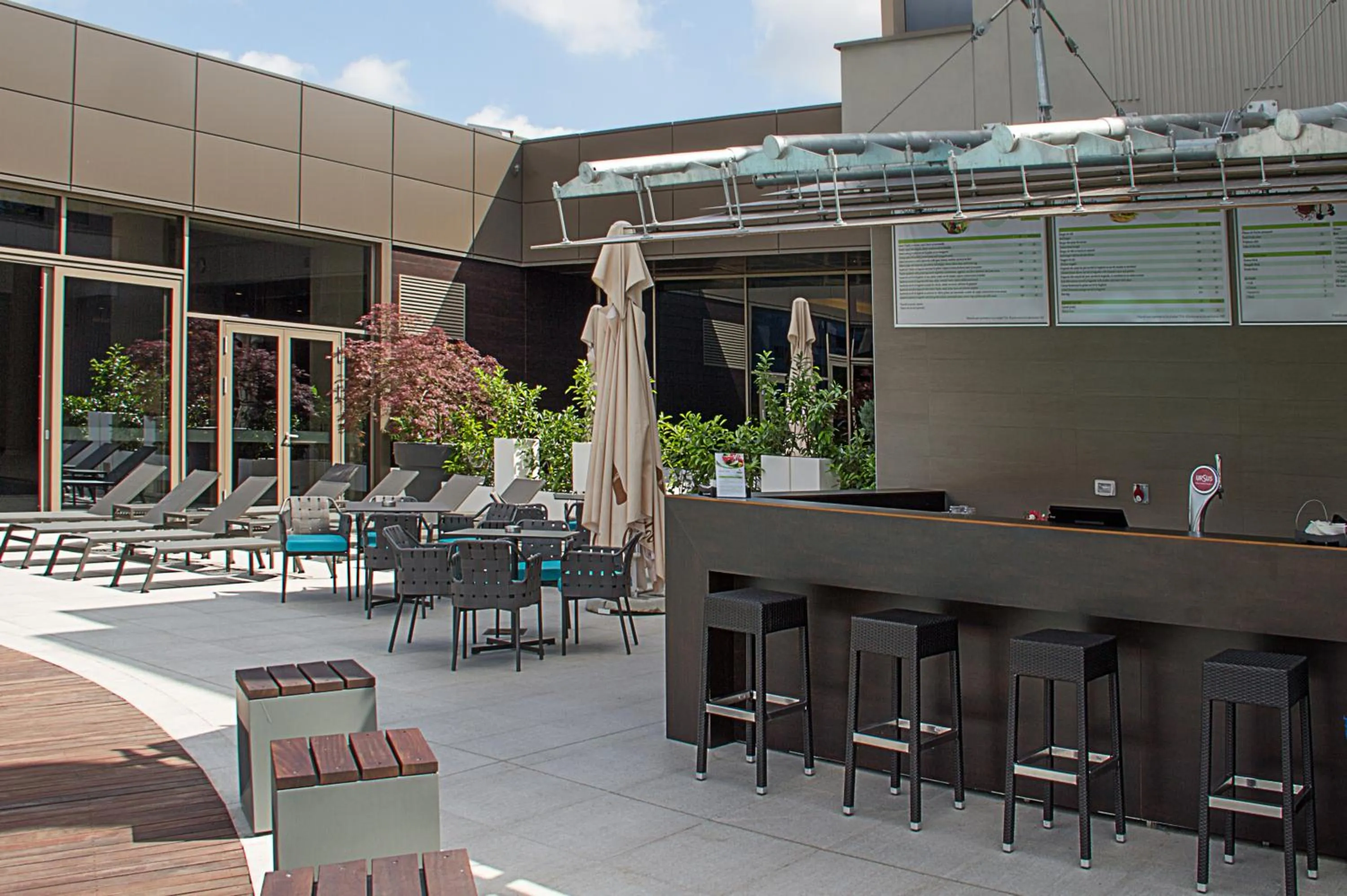 Lounge or bar in Ramada Plaza by Wyndham Bucharest Convention Center