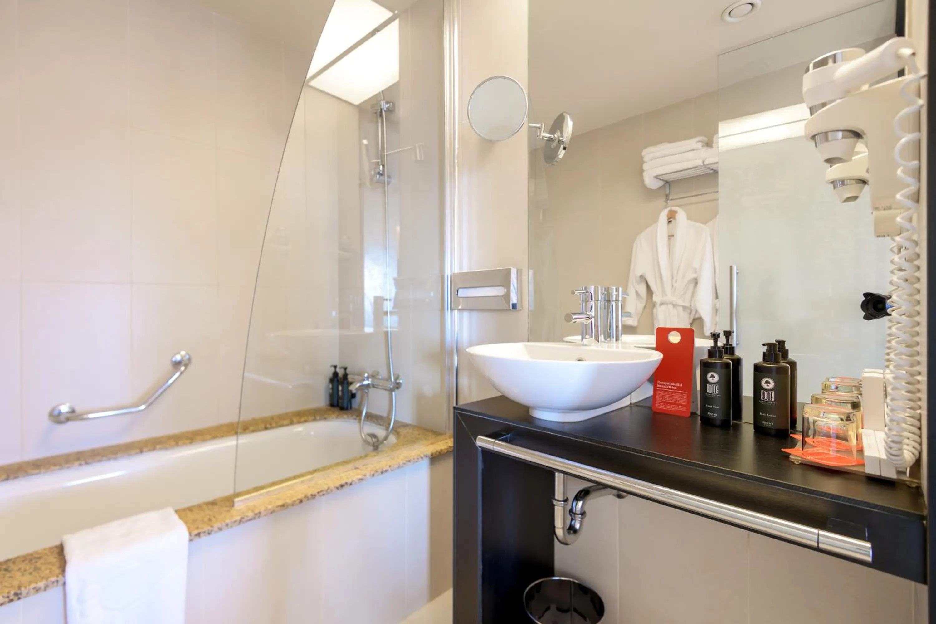 Bathroom in Ramada Plaza by Wyndham Bucharest Convention Center