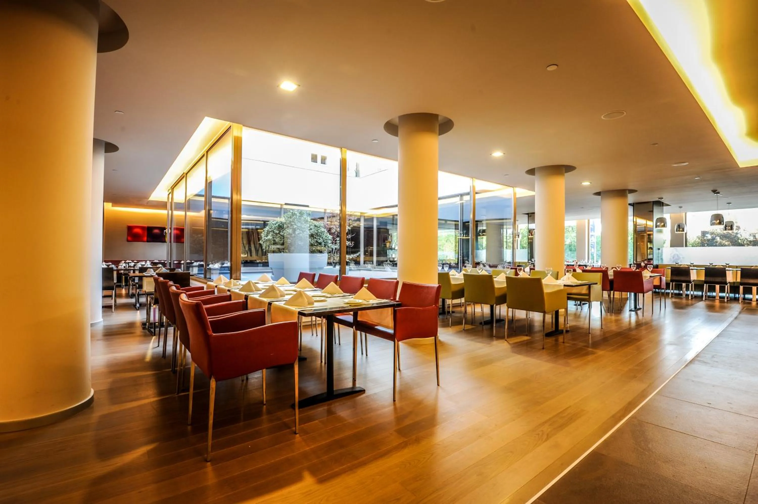 Restaurant/places to eat in Ramada Plaza by Wyndham Bucharest Convention Center