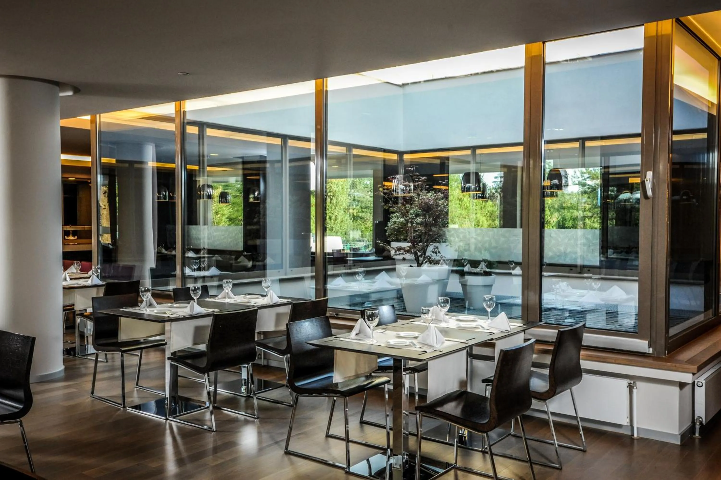 Restaurant/places to eat in Ramada Plaza by Wyndham Bucharest Convention Center