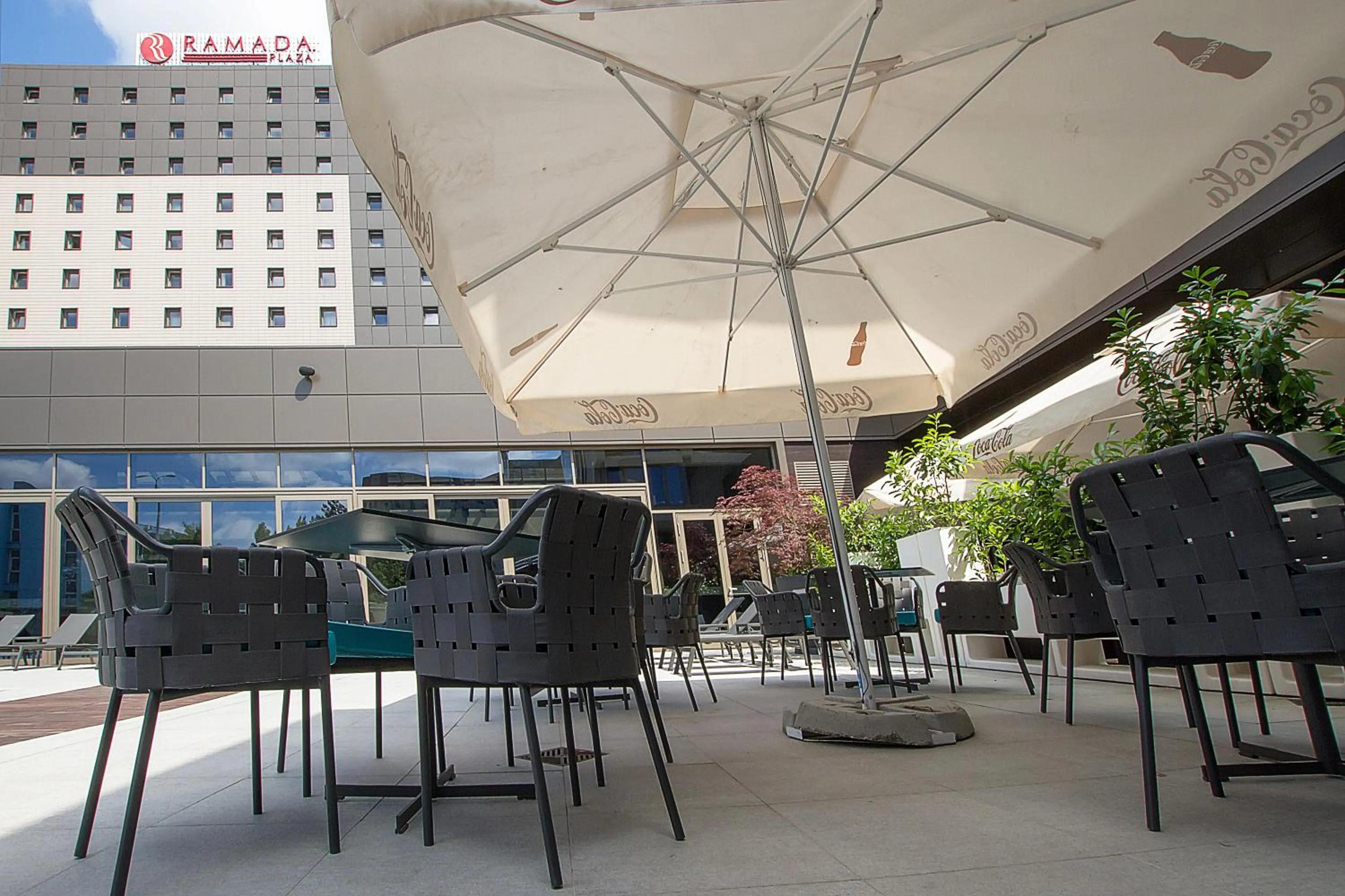 Lounge or bar in Ramada Plaza by Wyndham Bucharest Convention Center