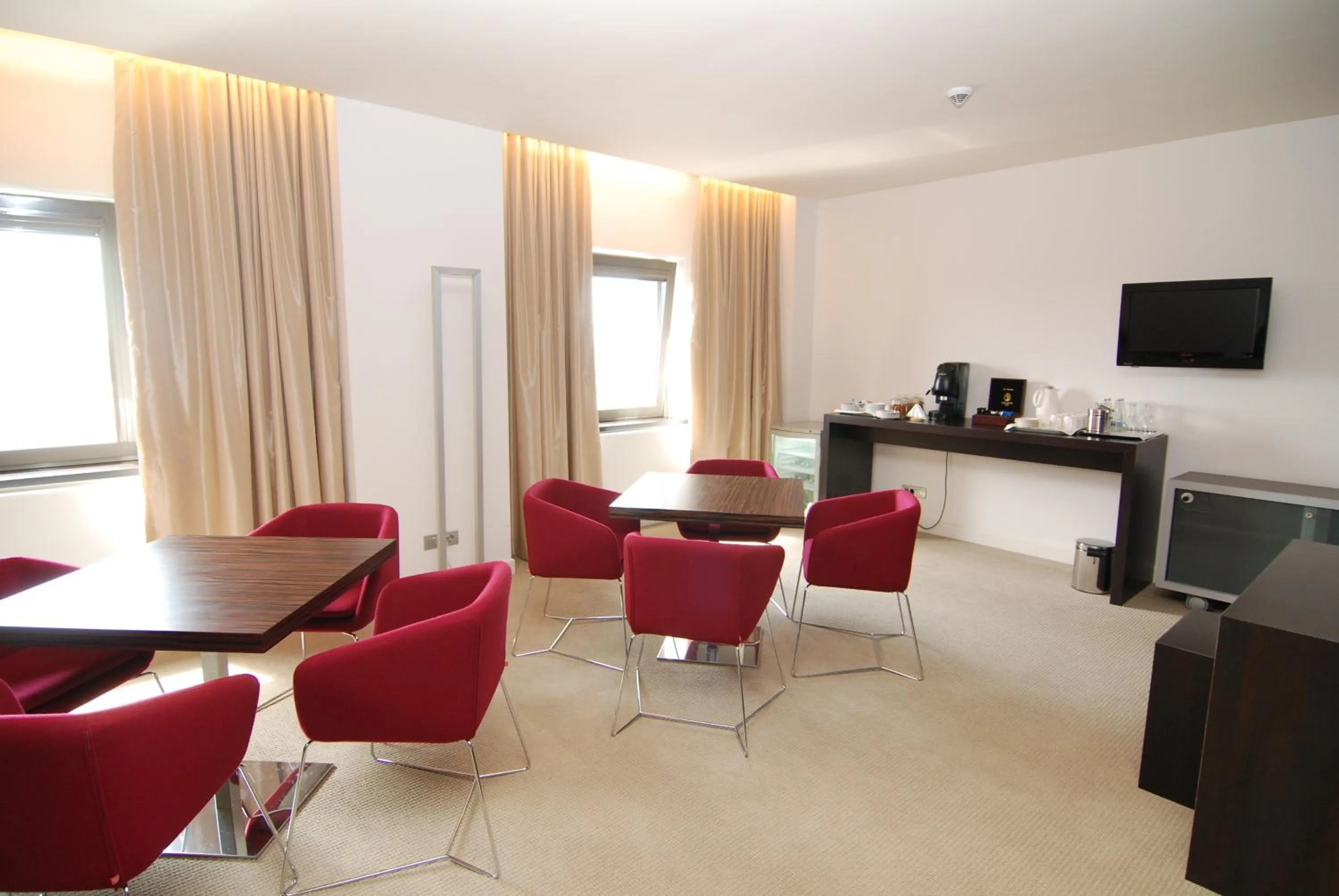 Lounge or bar in Ramada Plaza by Wyndham Bucharest Convention Center