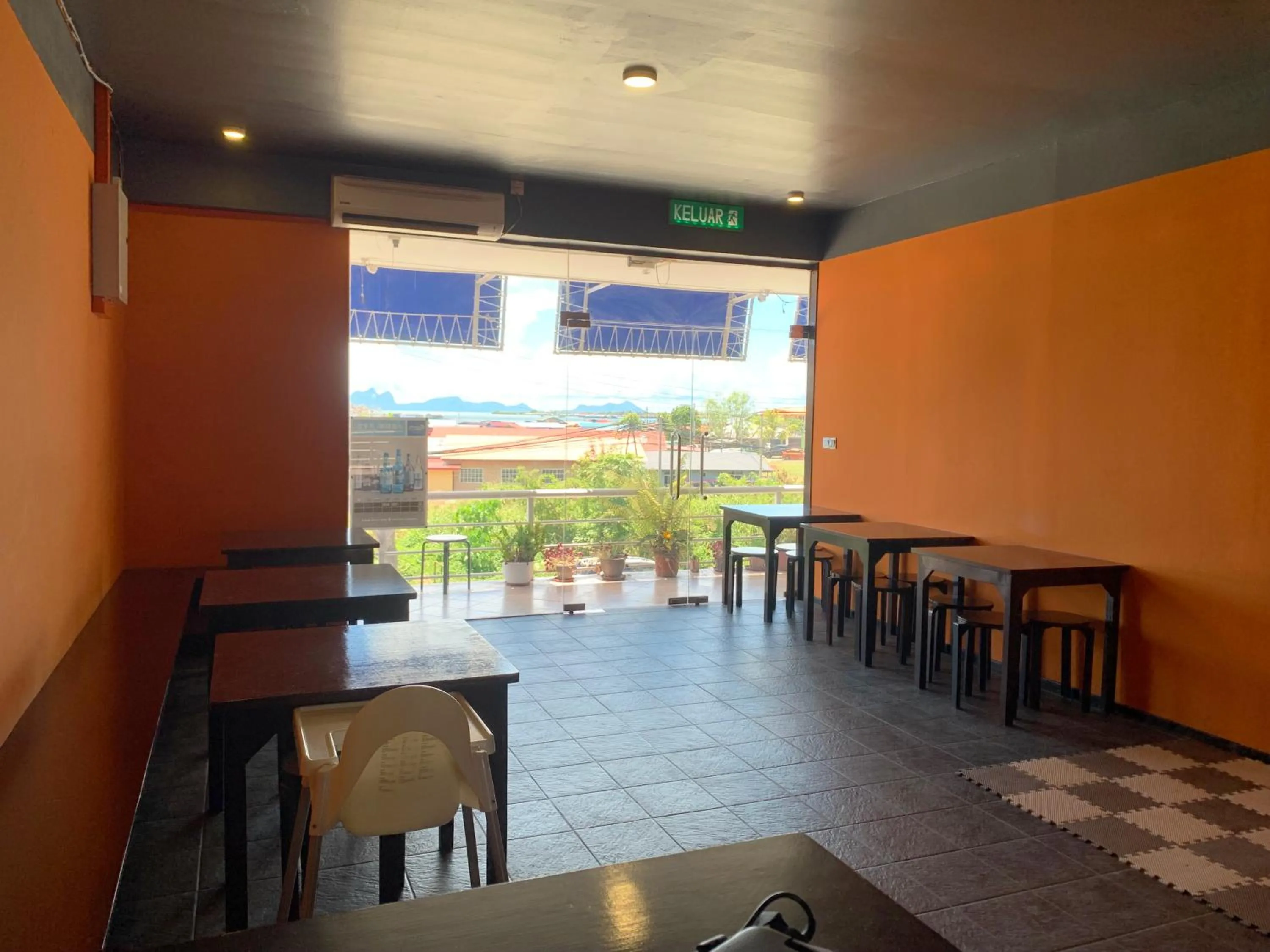 Dining area in AE Semporna Guesthouse 极潜旅店