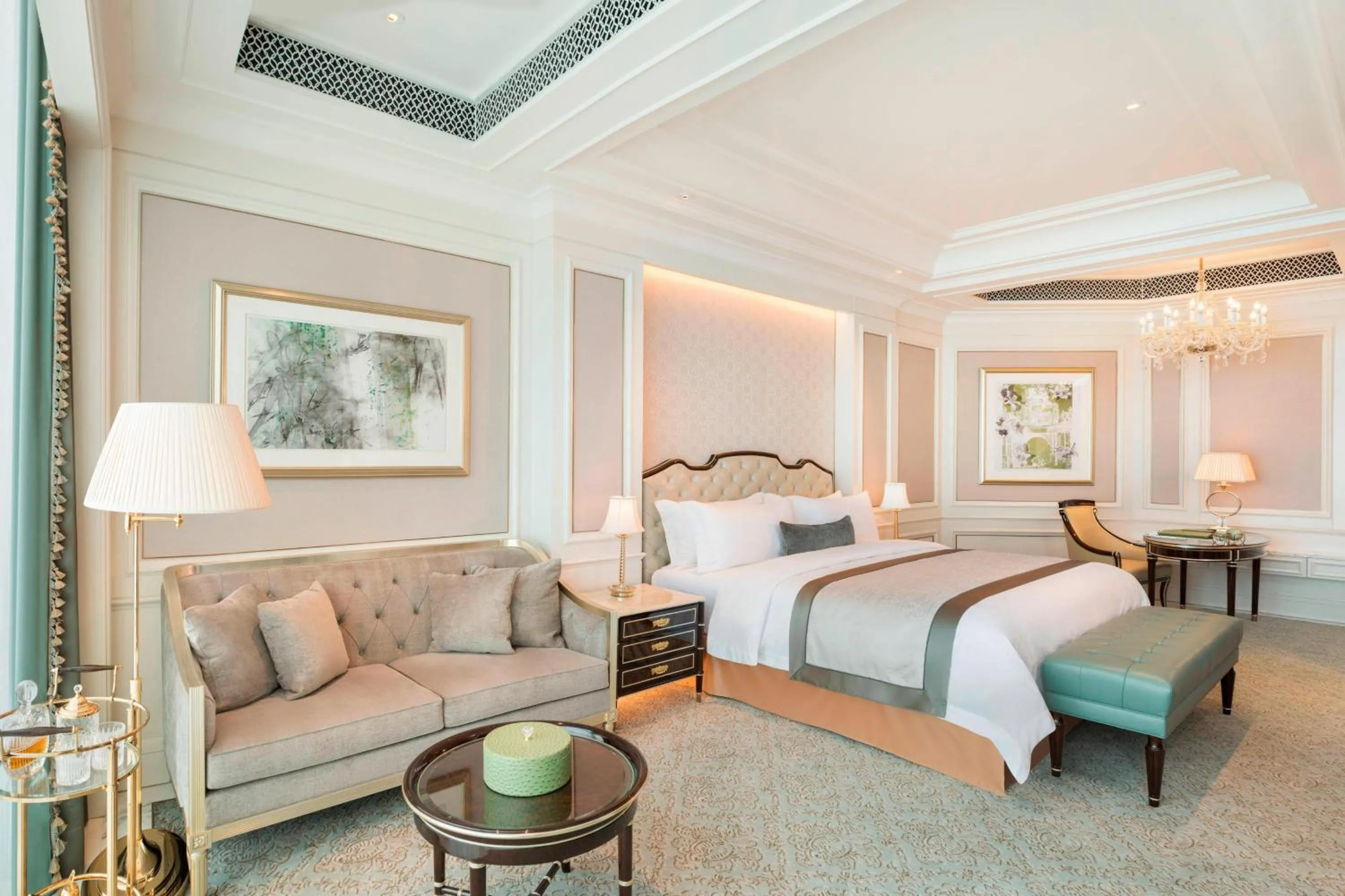Photo of the whole room, Bed in The St. Regis Zhuhai