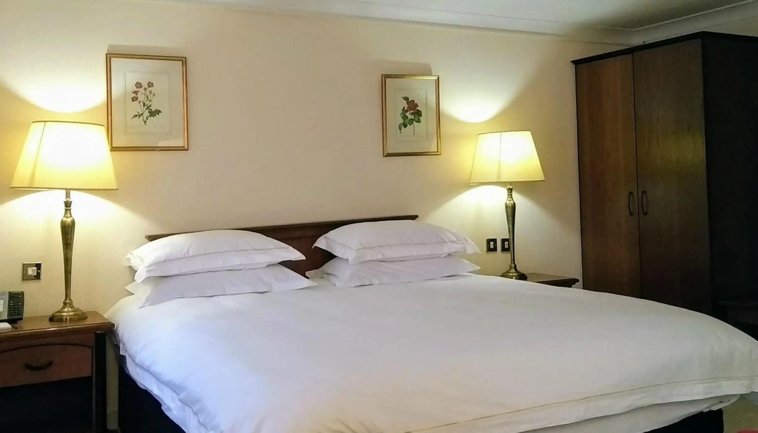 Bed in Lord Bagenal Inn