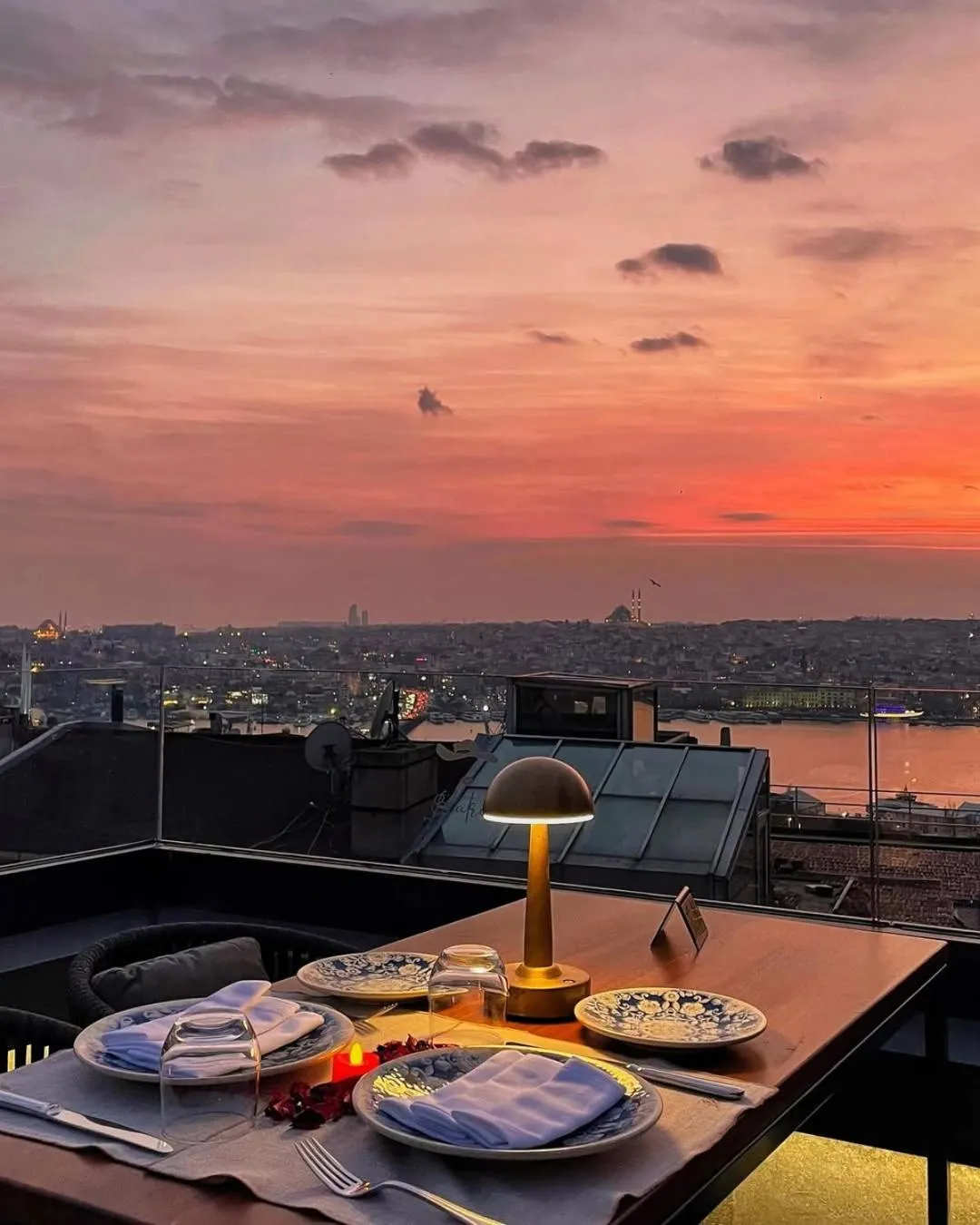 Restaurant/places to eat in Adahan DeCamondo Pera, Autograph Collection