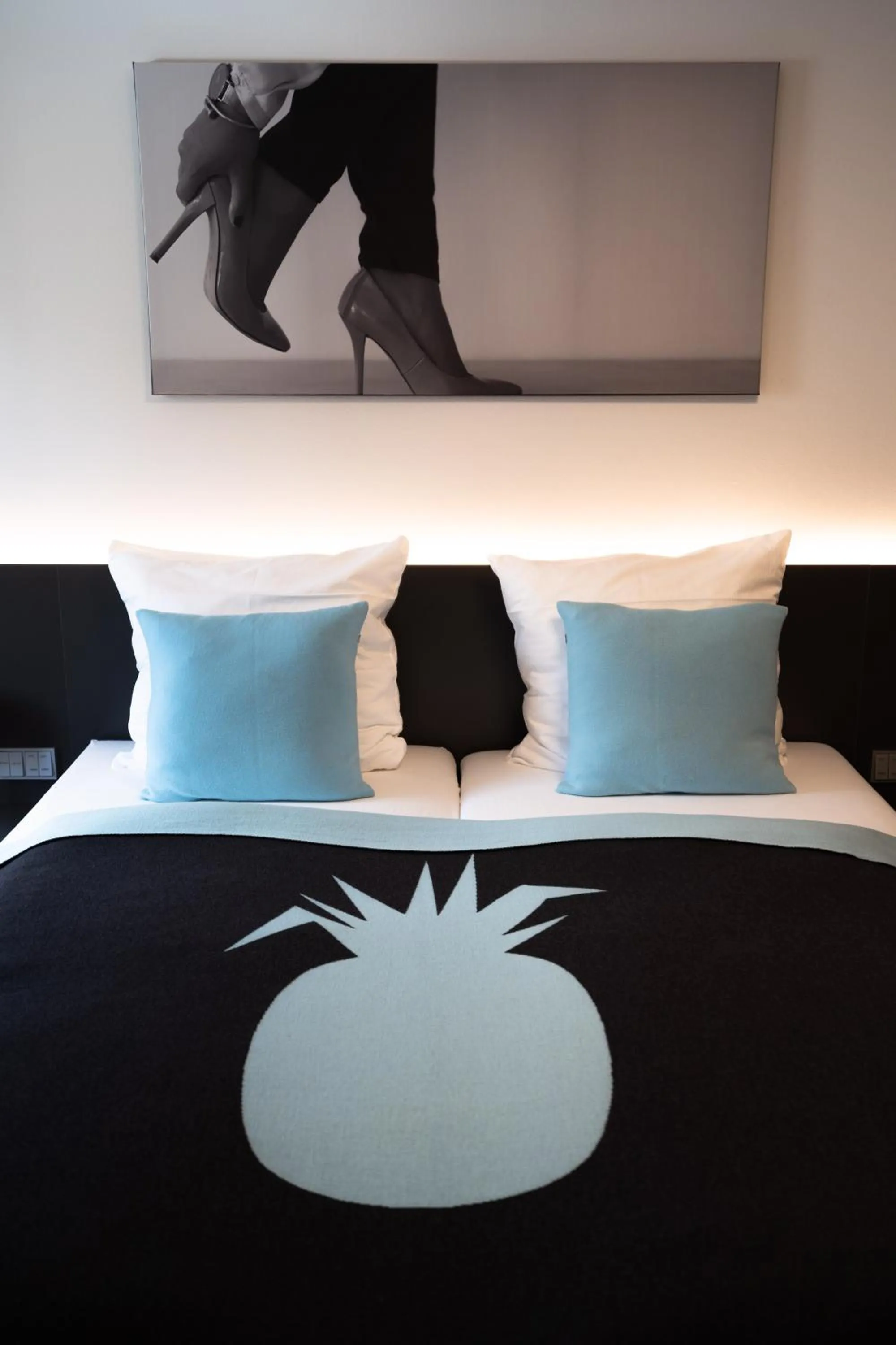 Bedroom, Bed in Mood contemporary living