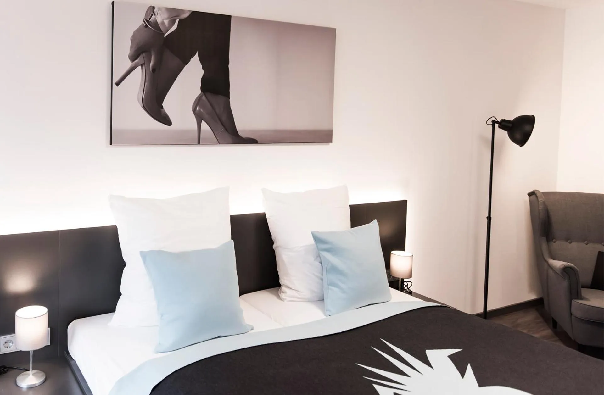 Photo of the whole room, Bed in Mood contemporary living