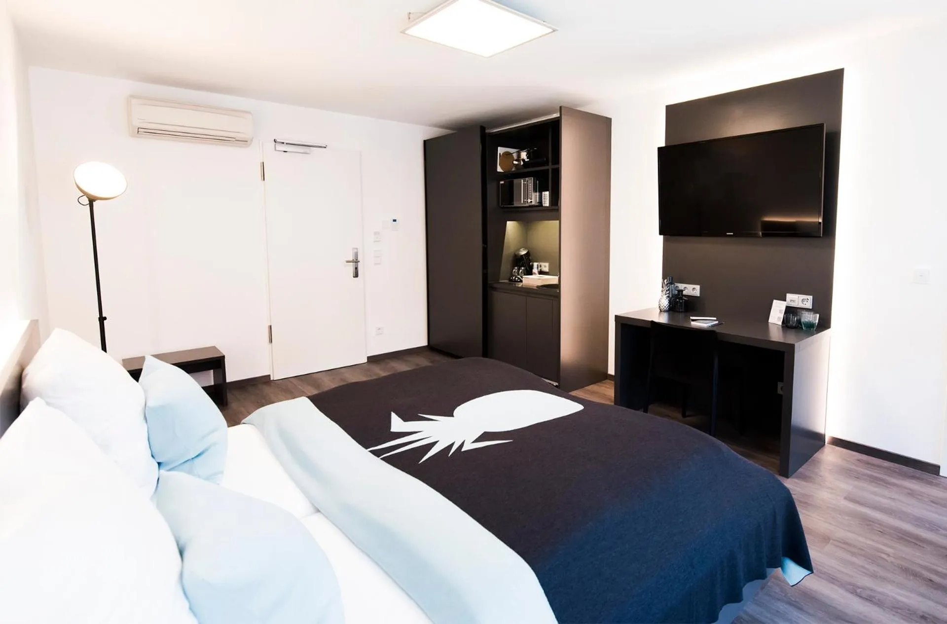 Photo of the whole room, Bed in Mood contemporary living