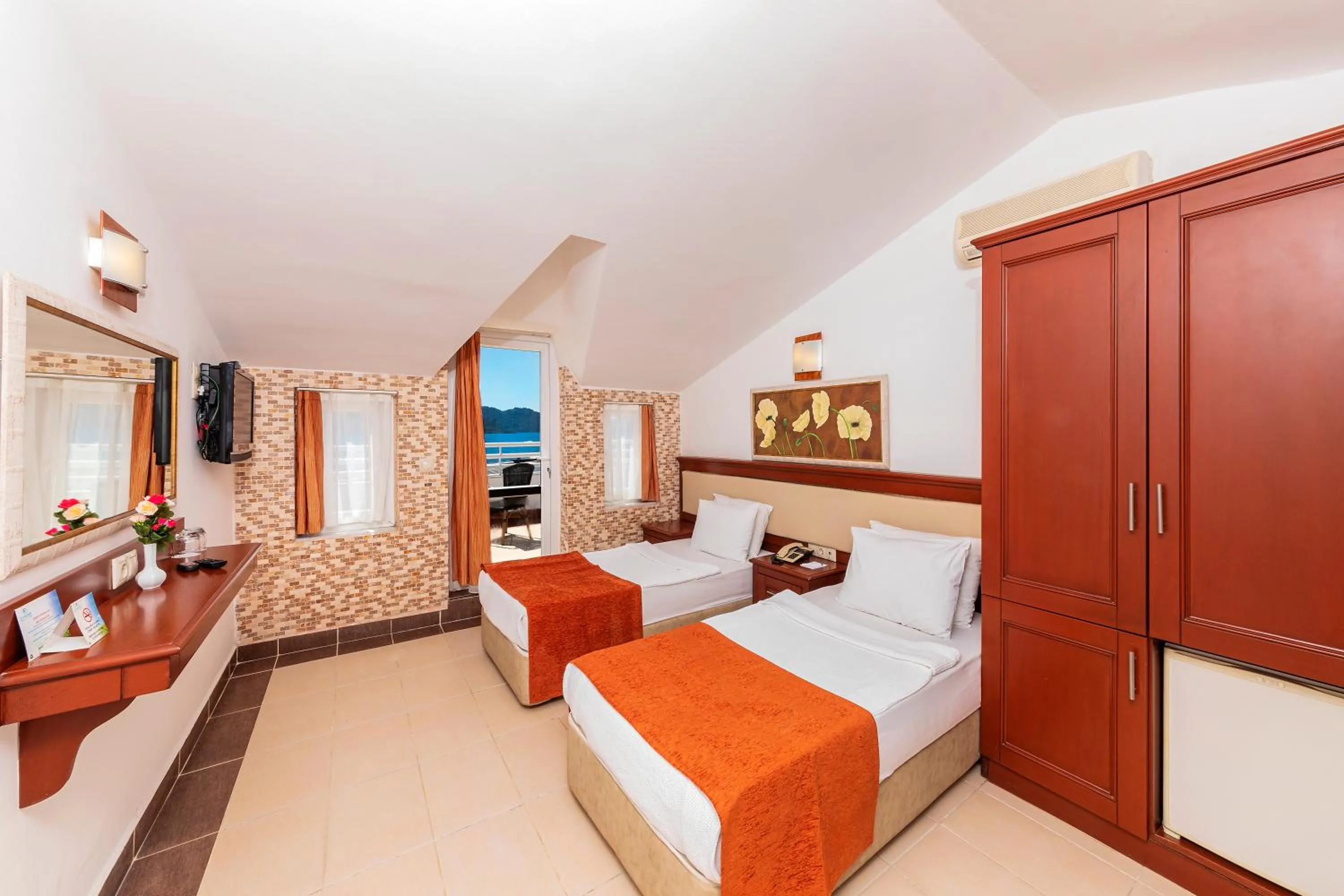 Photo of the whole room, Bed in Kayamaris Hotel