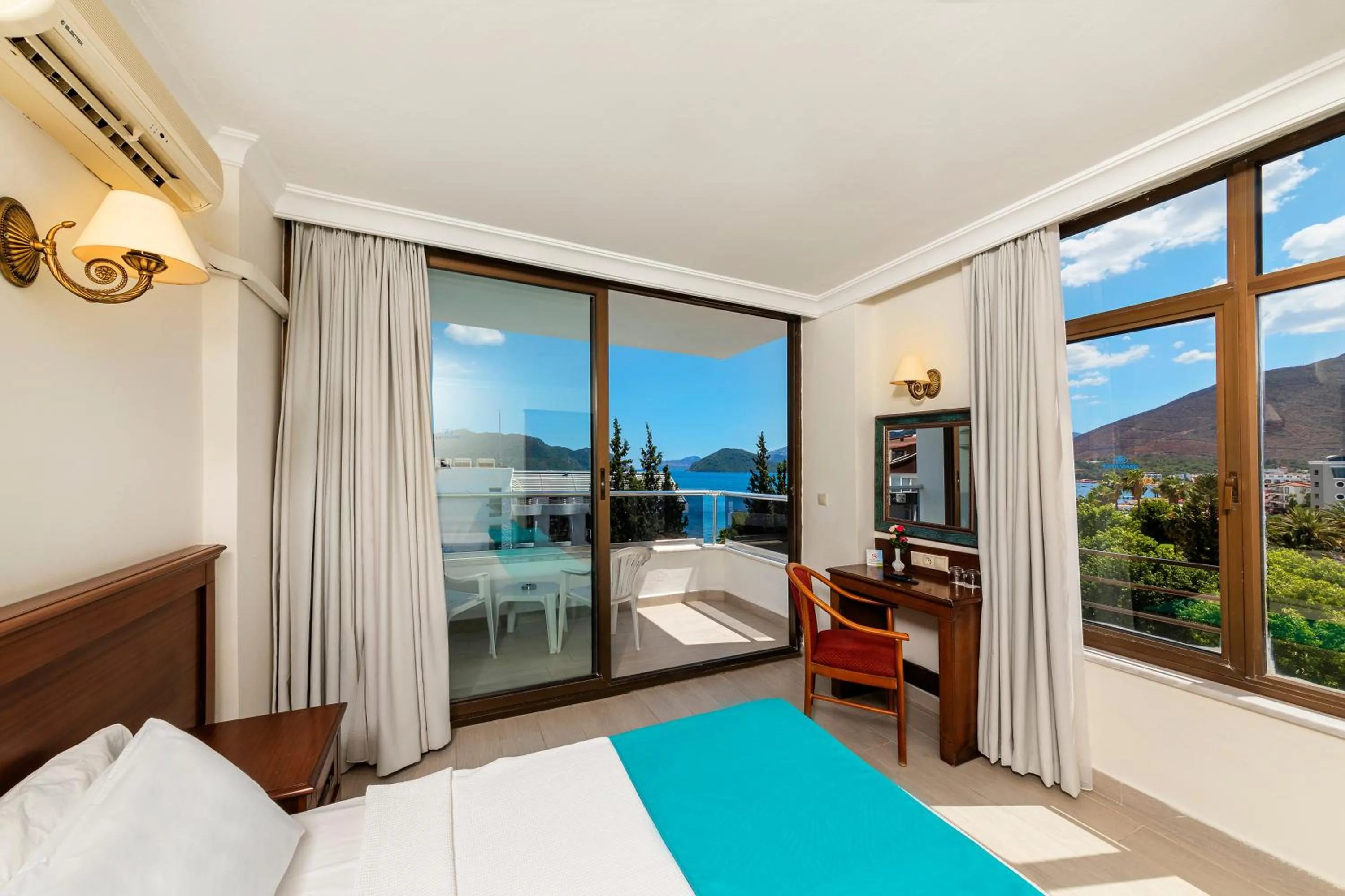 Balcony/Terrace, Bed in Kayamaris Hotel