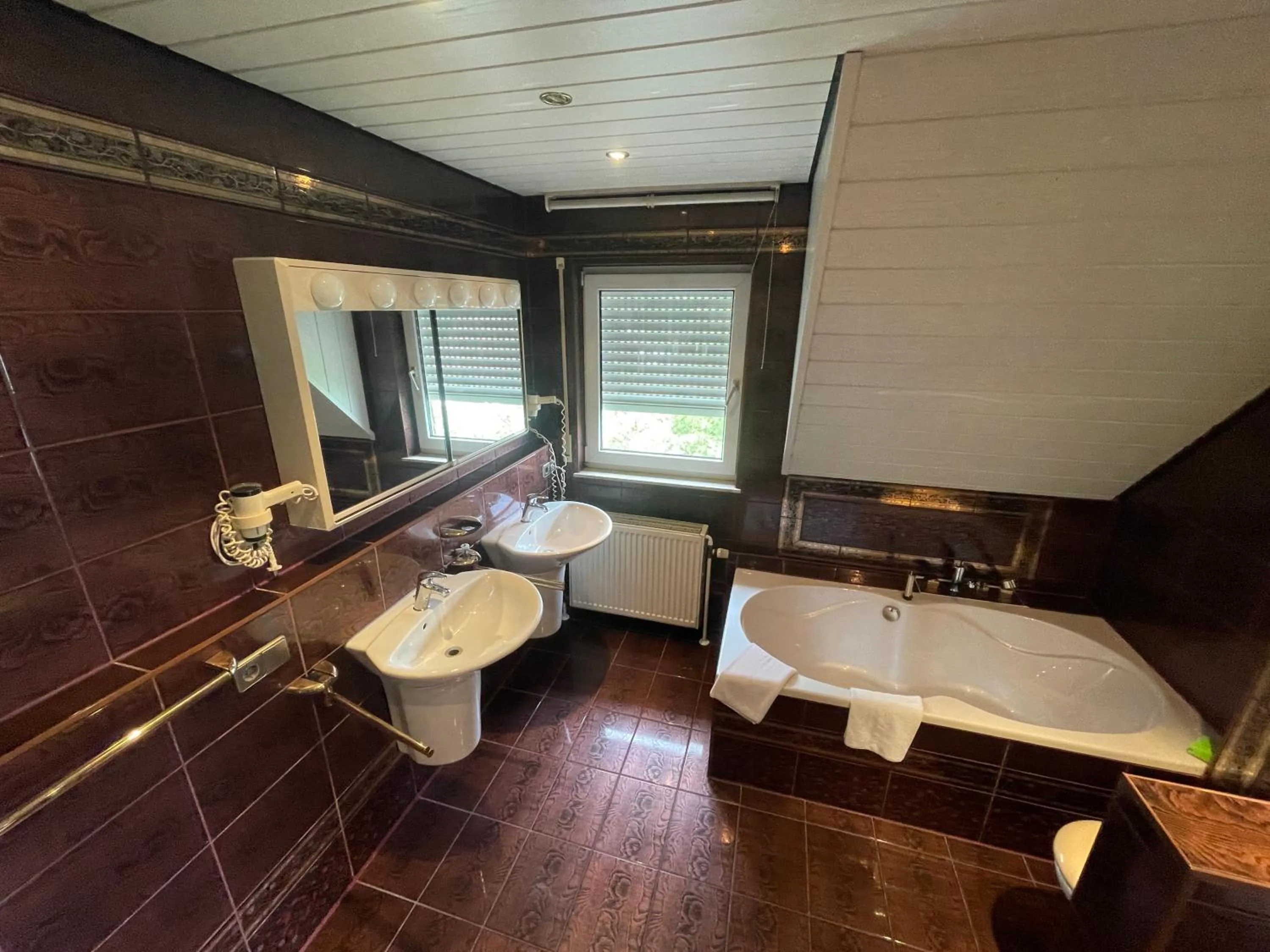 Bathroom in Hotel Altbacher Hof