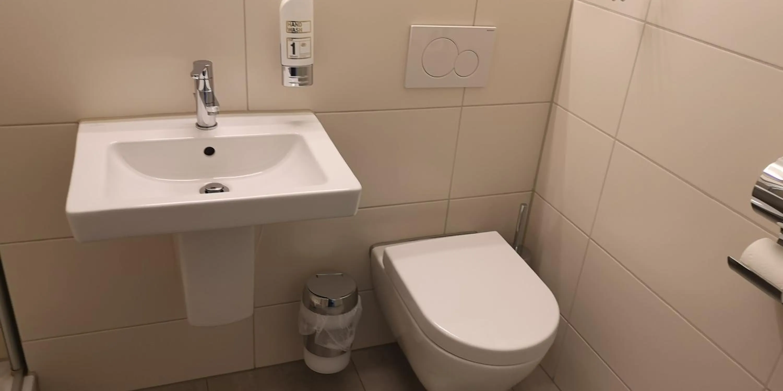 Shower in Hotel Altbacher Hof