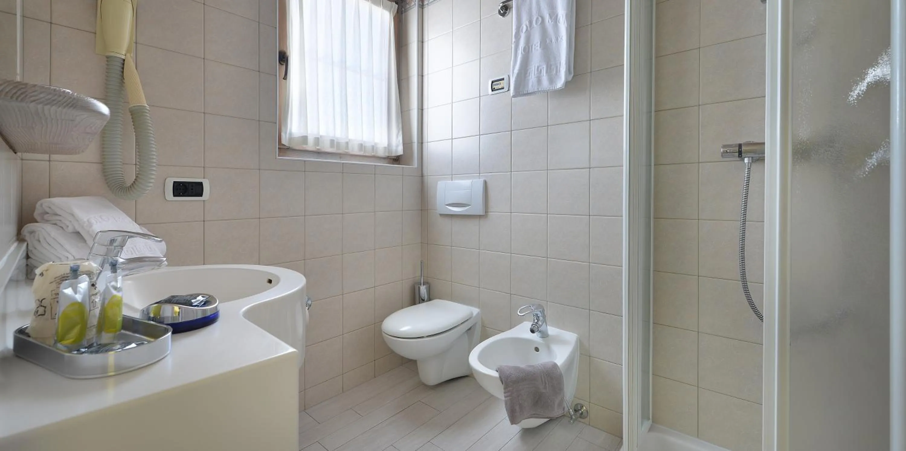 Shower in Hotel Piccolo Mondo