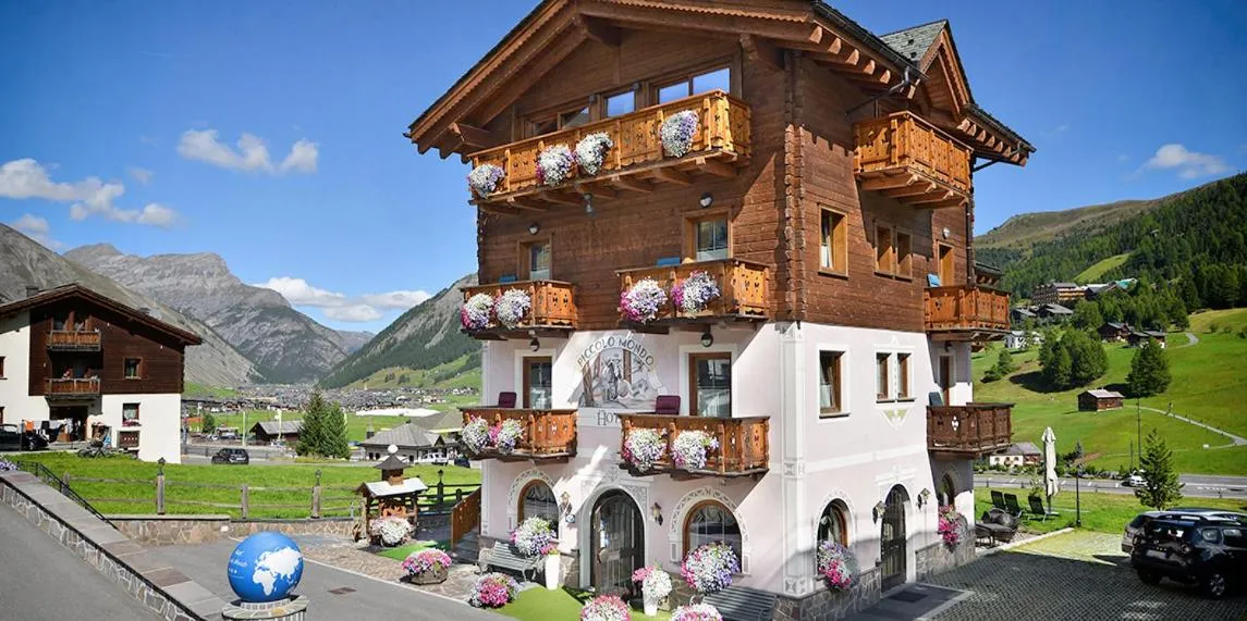 Property building in Hotel Piccolo Mondo