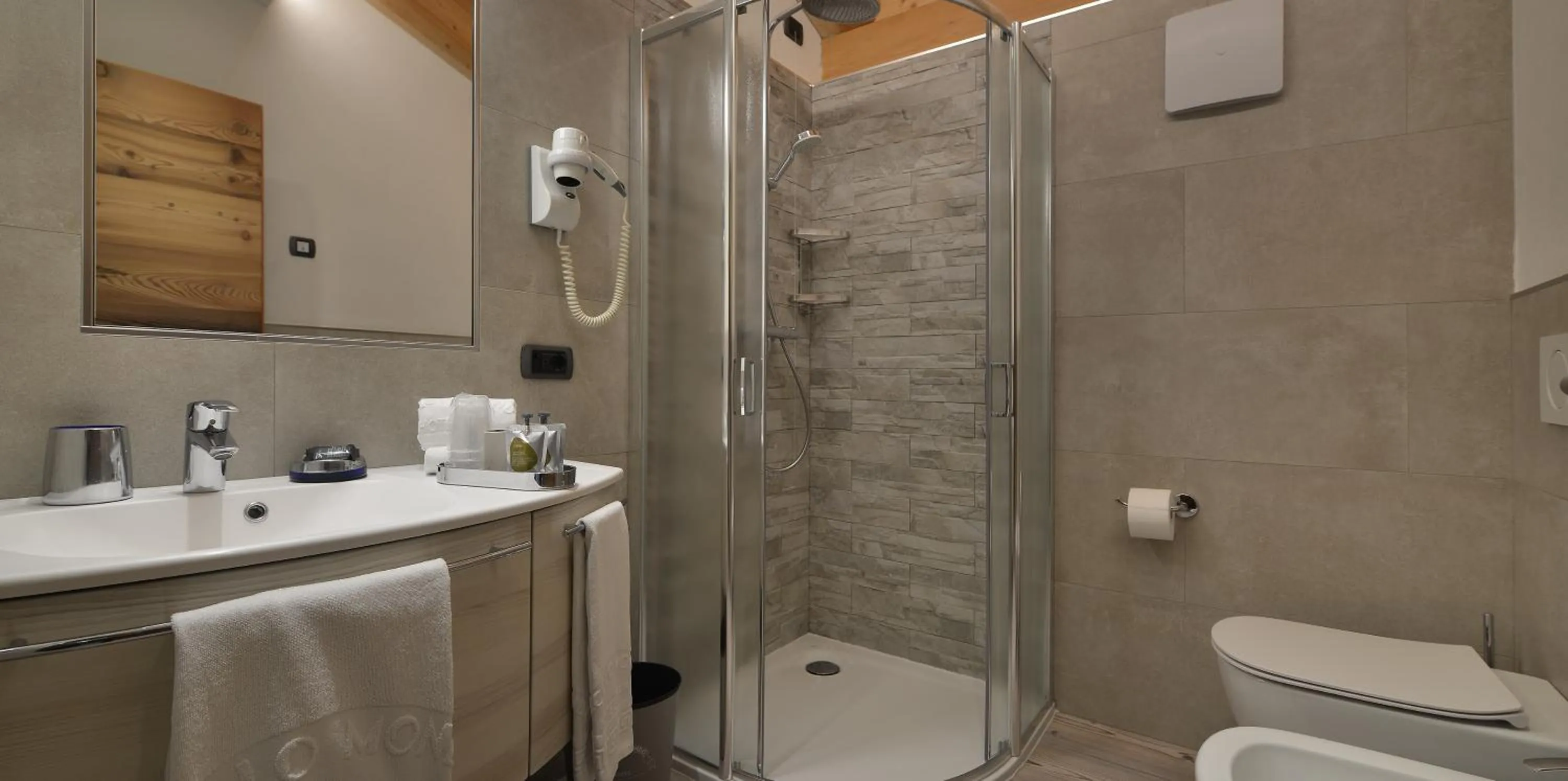 Shower in Hotel Piccolo Mondo