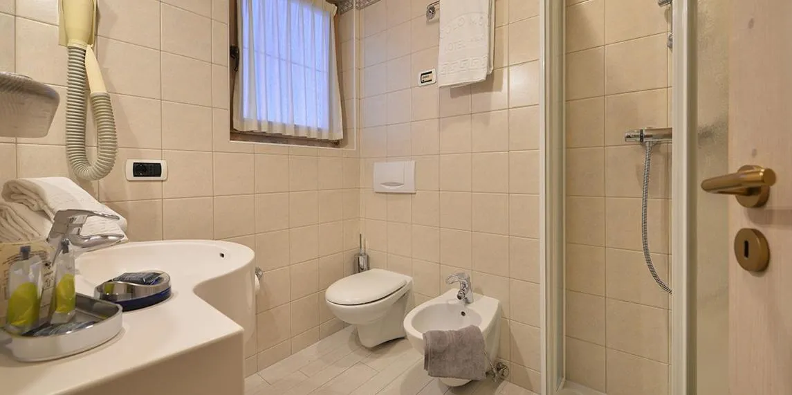 Shower in Hotel Piccolo Mondo