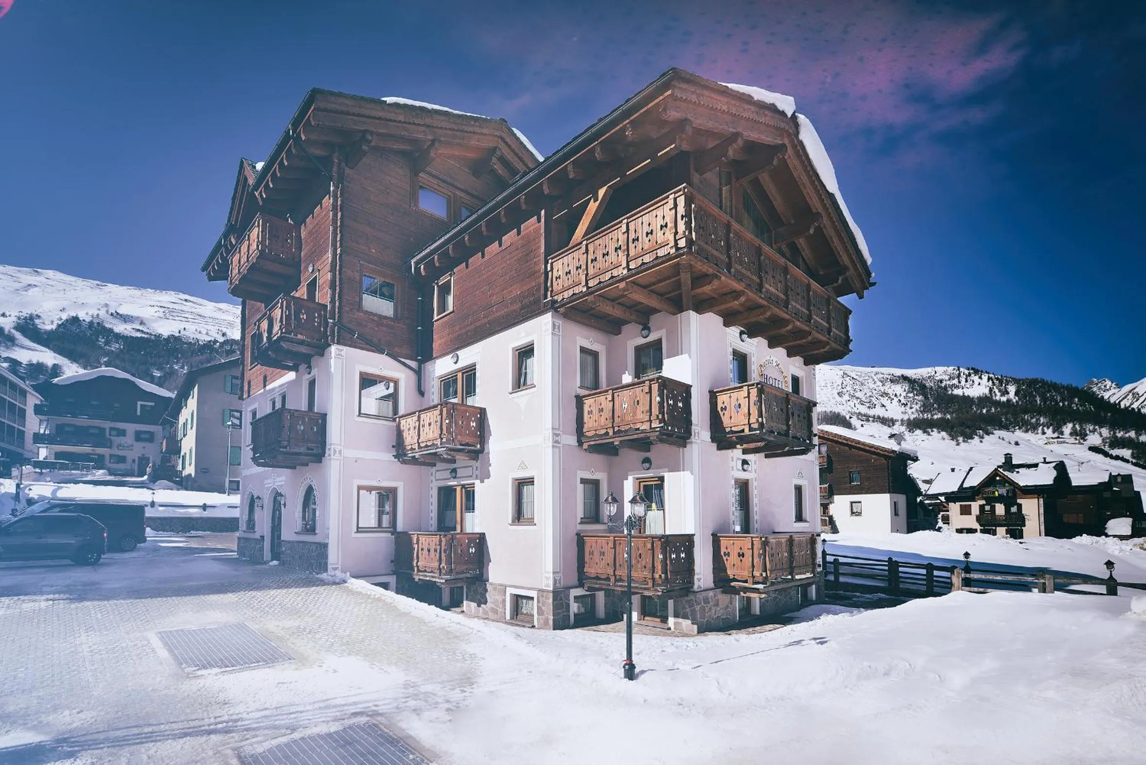 Property building in Hotel Piccolo Mondo