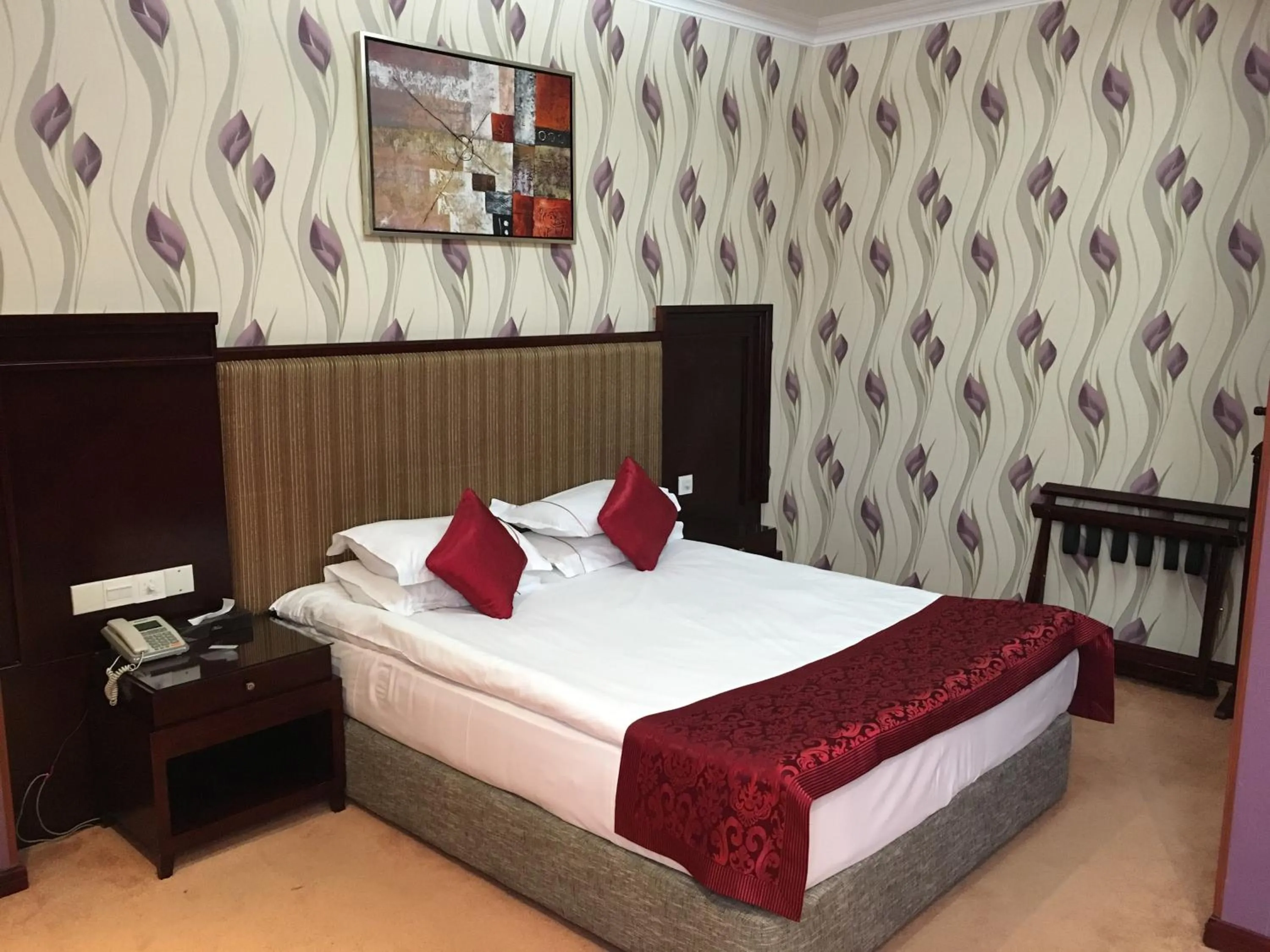 Bedroom, Bed in Royal Hotel