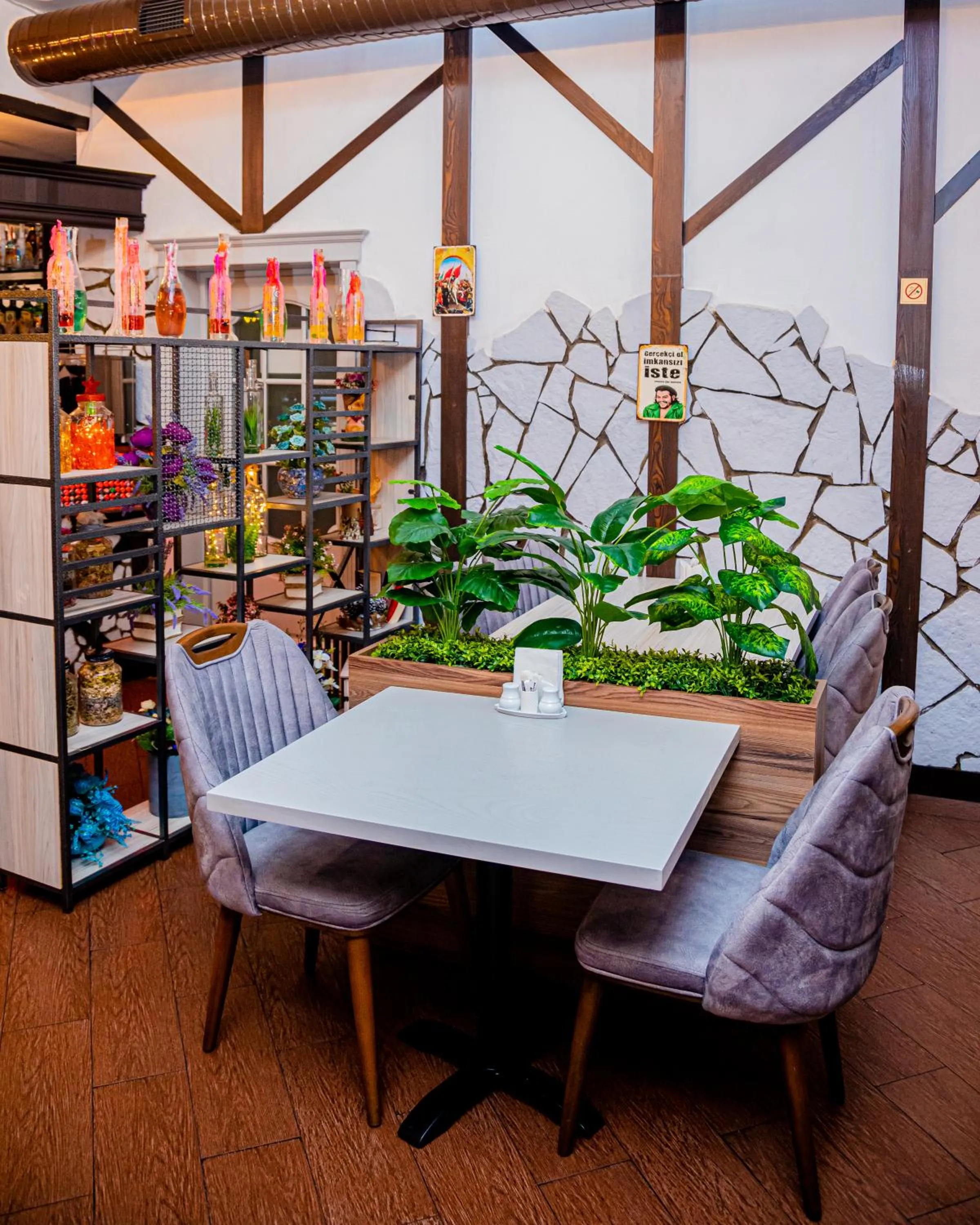 Restaurant/places to eat in Royal Hotel