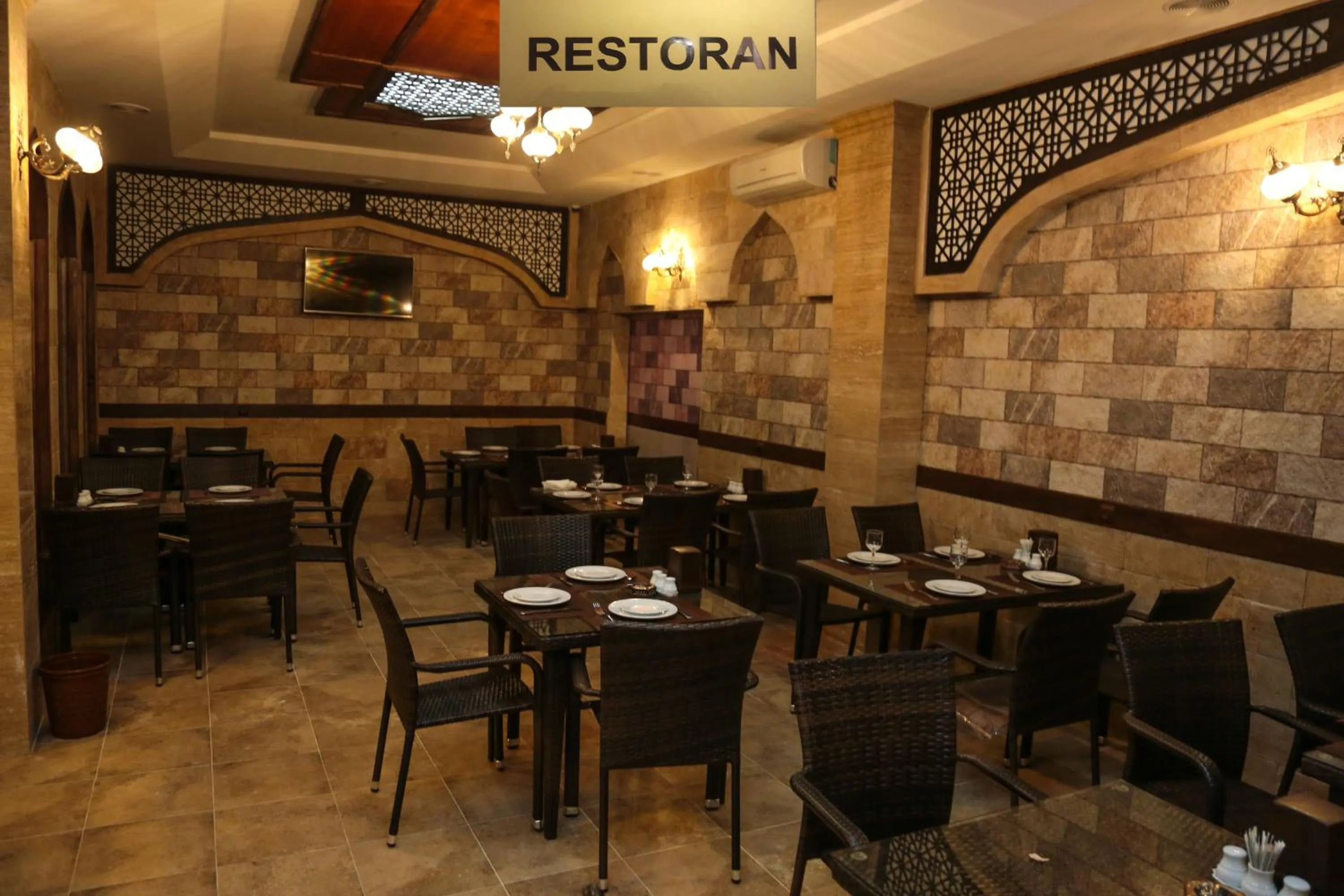 Restaurant/places to eat in Royal Hotel