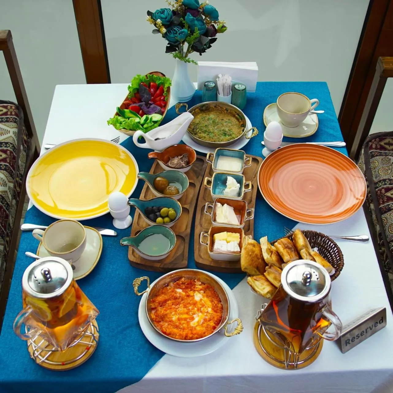 Restaurant/places to eat in Royal Hotel