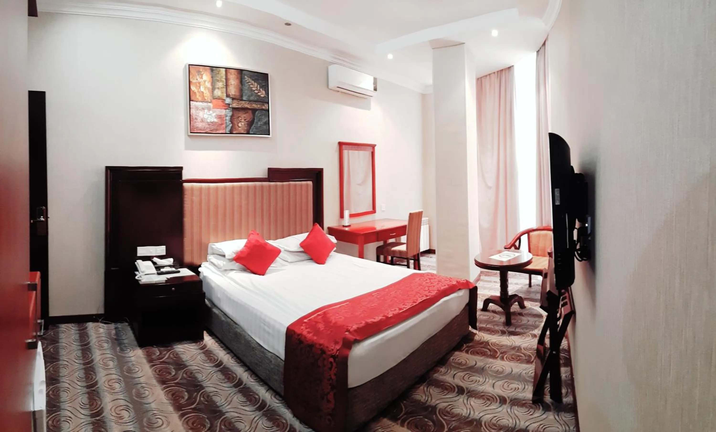 Photo of the whole room, Bed in Royal Hotel