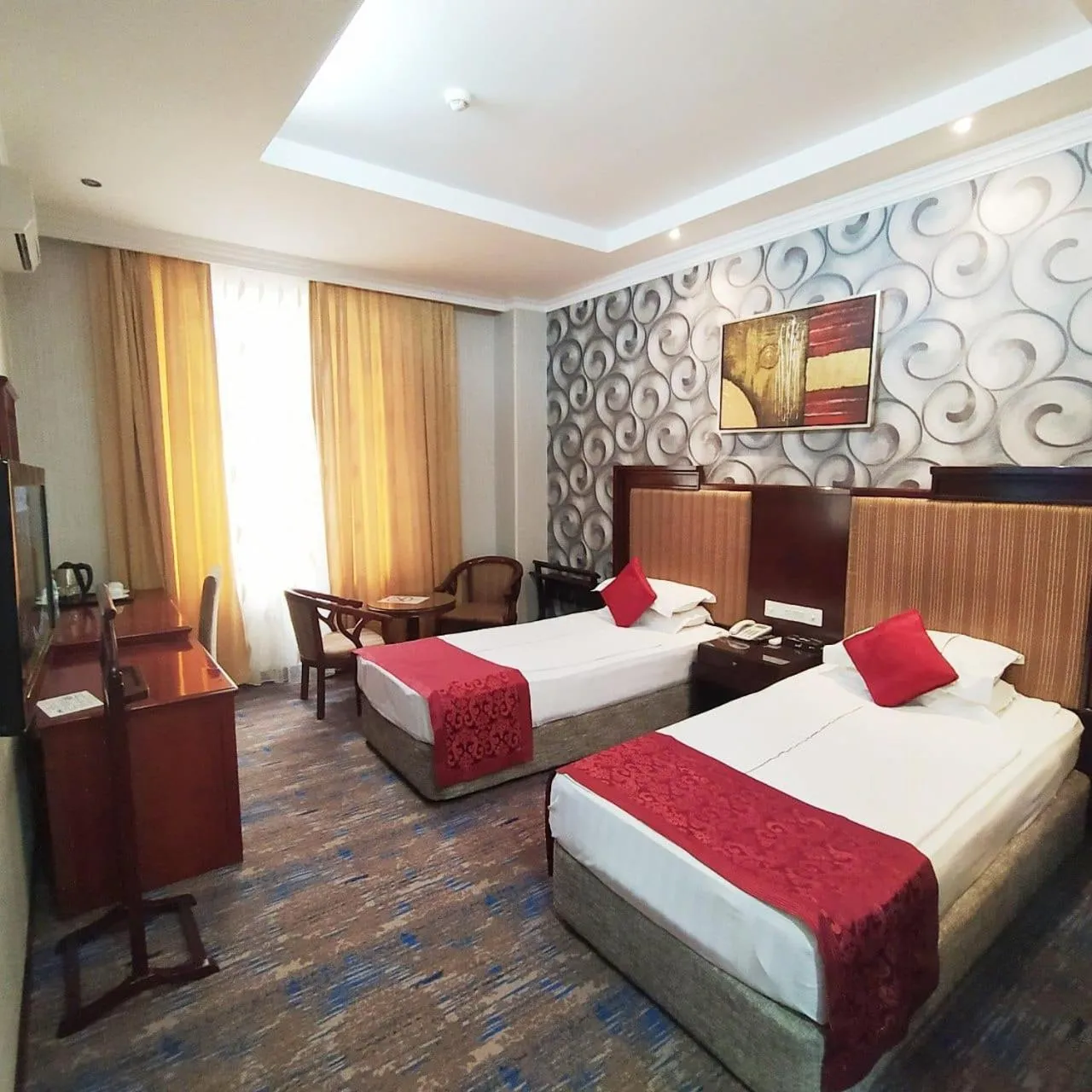 Property building, Bed in Royal Hotel